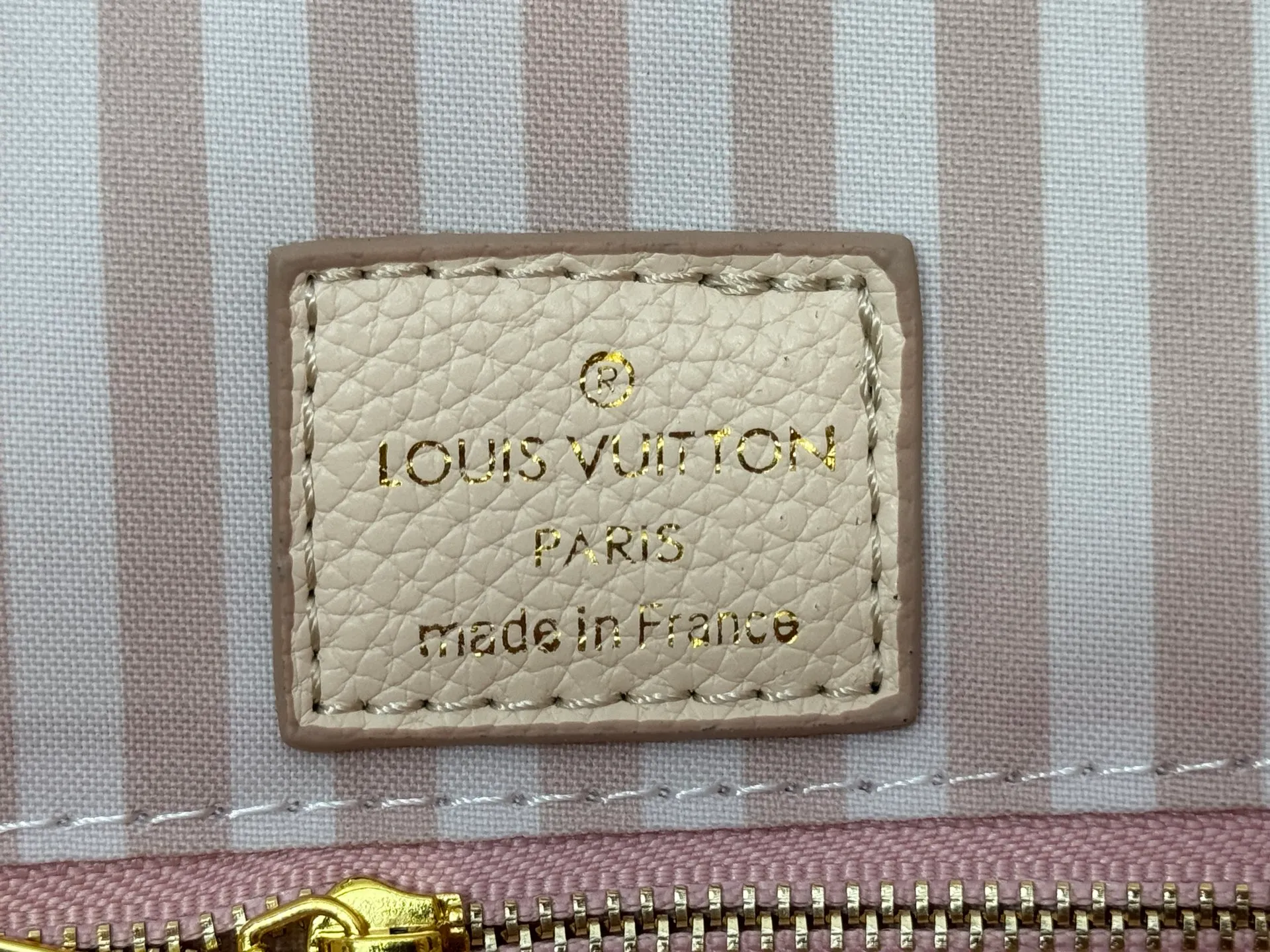 P260 upgrades the original M14403. This OnTheGo small handbag renews the brand's classic Monogram Empreinte leather, using the same tone to outline the pattern. The detachable metal chain accentuates the details, the striped fabric lining adds an elegant touch, and the detachable shoulder strap allows for shoulder or cross-body wear. 35.0 x 27.0 x 14 cm (length x height x width)