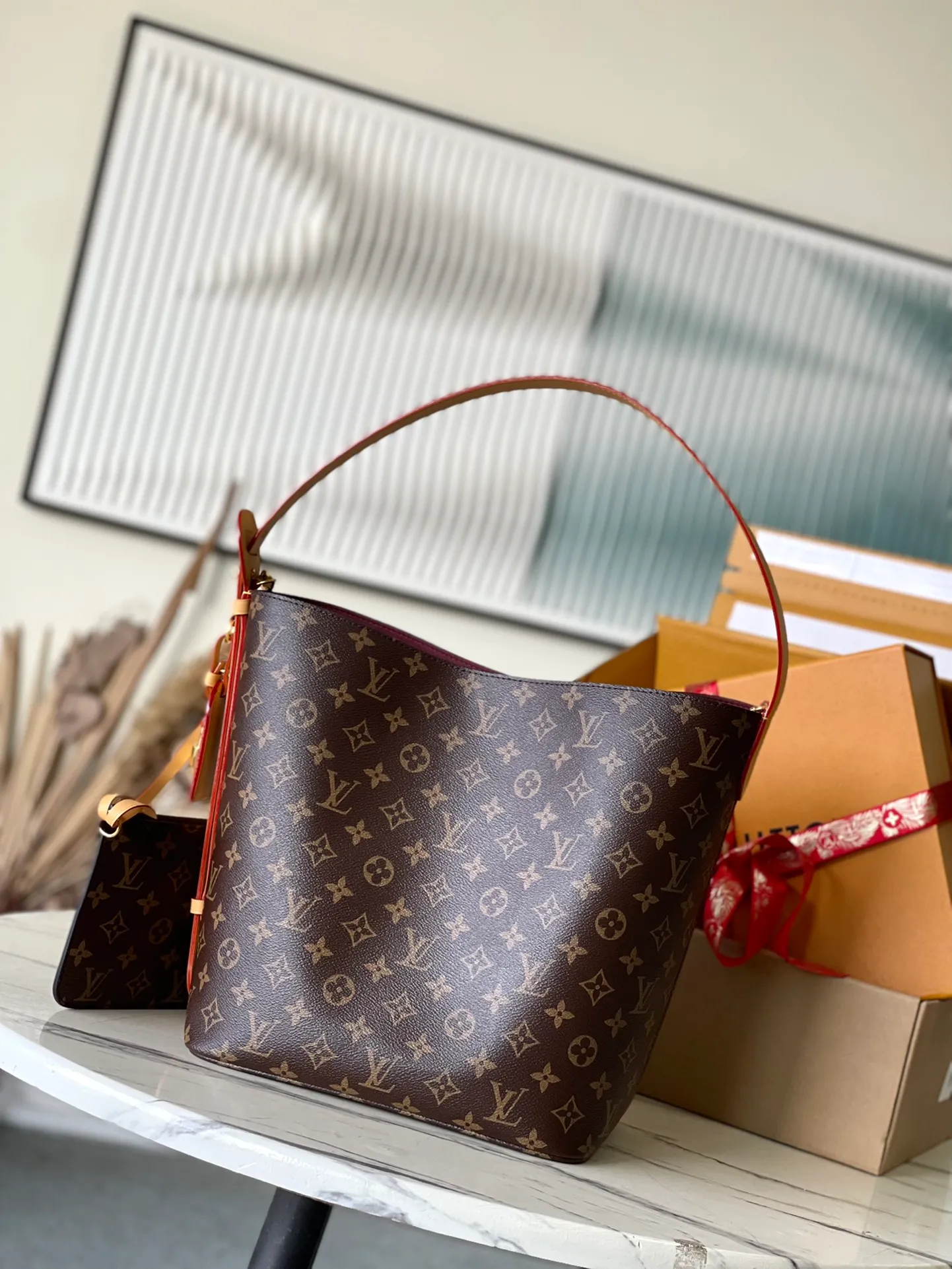 💰860 Top original order M12926 This large Alin handbag is made of Monogram canvas to create a bucket bag configuration, with ample space to accommodate daily needs such as a laptop computer. The adjustable leather shoulder strap pays homage to the Louis Vuitton trunk elements of the 1930s. The opening and closing design creates a retractable style, and the shiny metal parts add a trendy touch. Dimensions: 26 × 31 × 18 cm