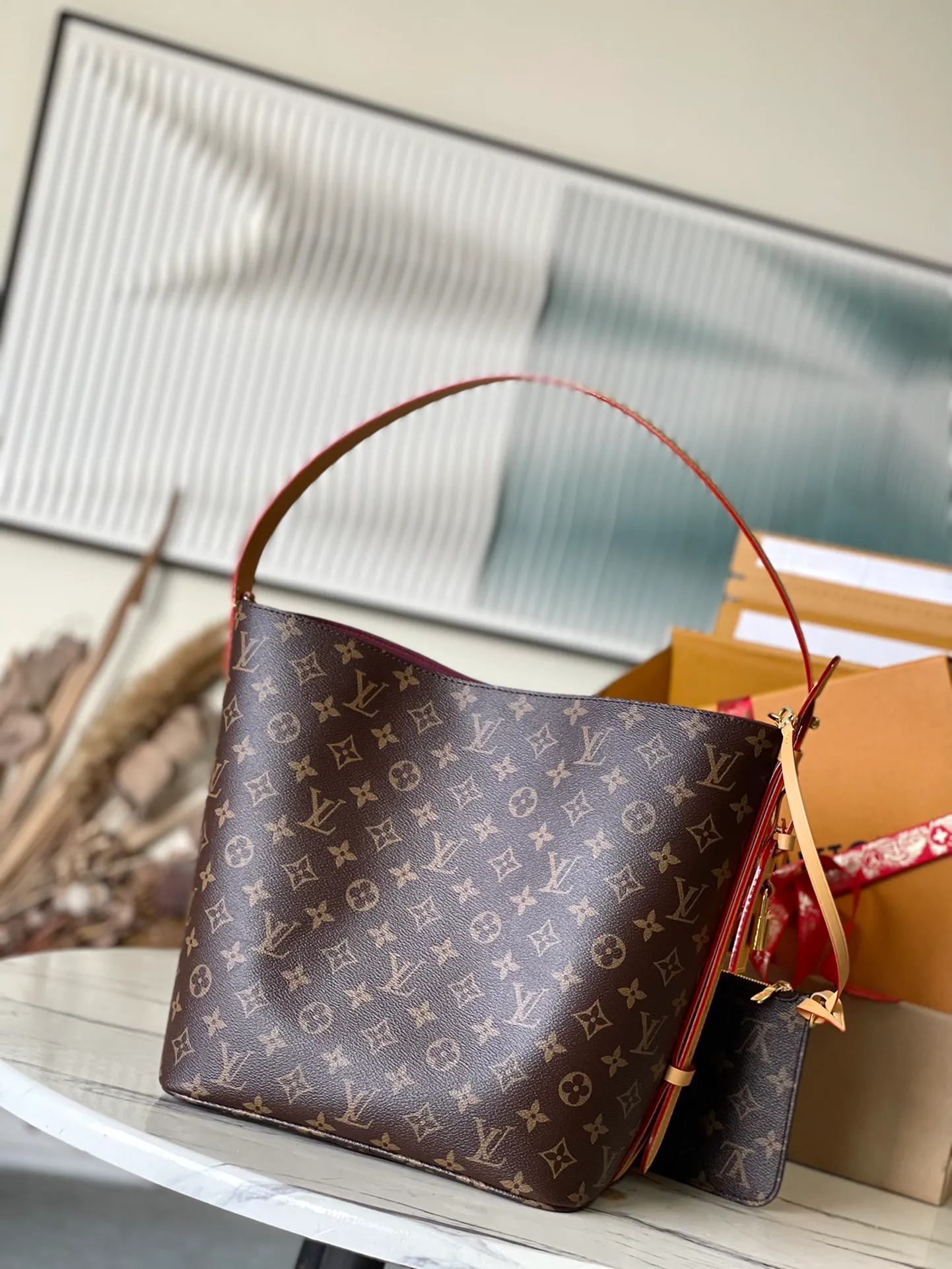 💰860 Top original order M12926 This large Alin handbag is made of Monogram canvas to create a bucket bag configuration, with ample space to accommodate daily needs such as a laptop computer. The adjustable leather shoulder strap pays homage to the Louis Vuitton trunk elements of the 1930s. The opening and closing design creates a retractable style, and the shiny metal parts add a trendy touch. Dimensions: 26 × 31 × 18 cm