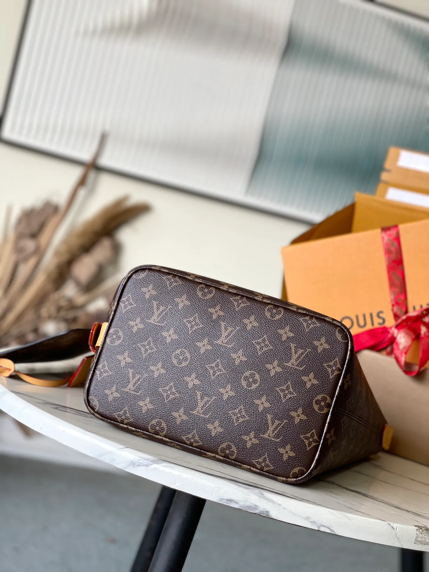 💰860 Top original order M12926 This large Alin handbag is made of Monogram canvas to create a bucket bag configuration, with ample space to accommodate daily needs such as a laptop computer. The adjustable leather shoulder strap pays homage to the Louis Vuitton trunk elements of the 1930s. The opening and closing design creates a retractable style, and the shiny metal parts add a trendy touch. Dimensions: 26 × 31 × 18 cm