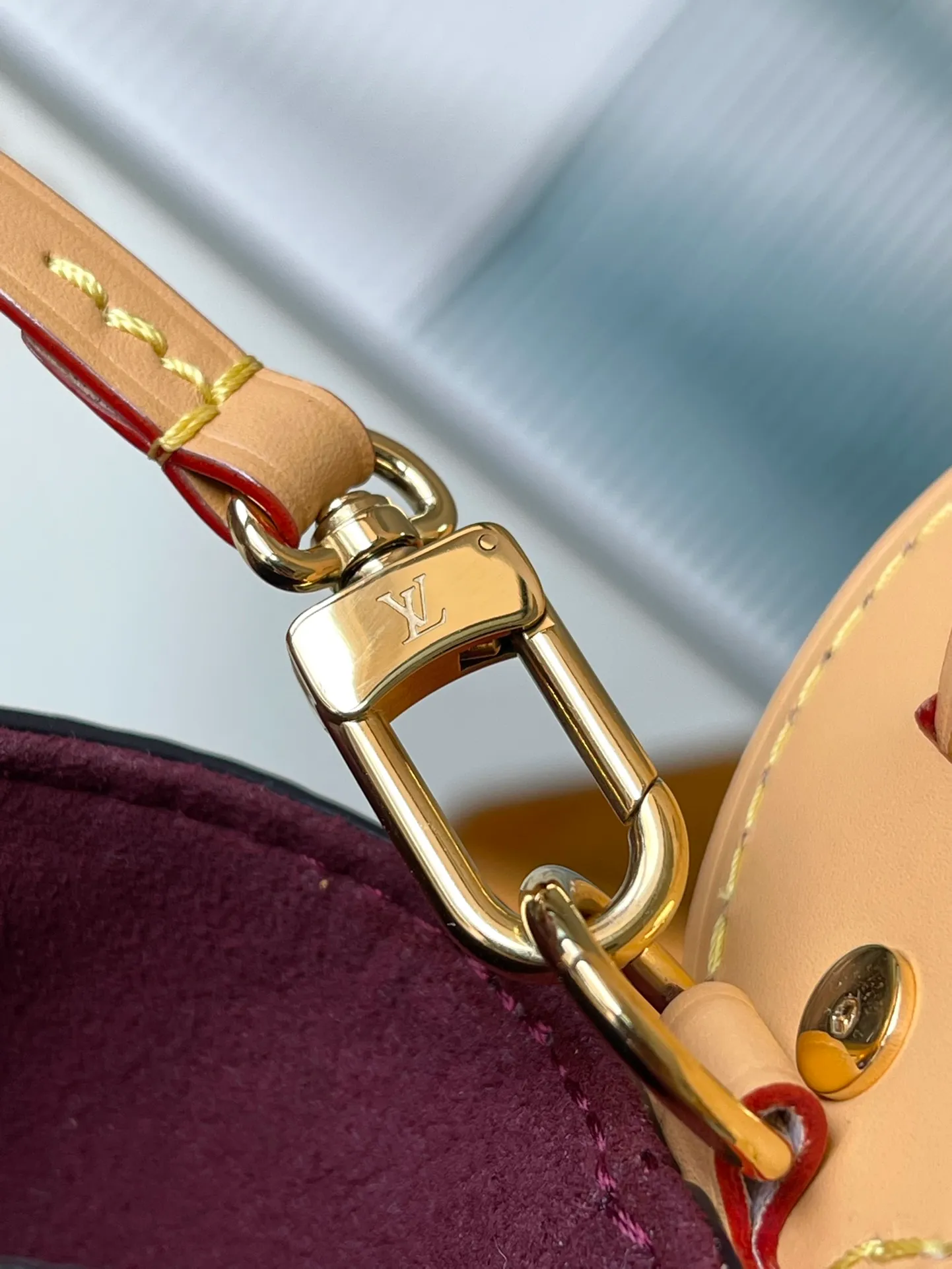💰860 Top original order M12926 This large Alin handbag is made of Monogram canvas to create a bucket bag configuration, with ample space to accommodate daily needs such as a laptop computer. The adjustable leather shoulder strap pays homage to the Louis Vuitton trunk elements of the 1930s. The opening and closing design creates a retractable style, and the shiny metal parts add a trendy touch. Dimensions: 26 × 31 × 18 cm