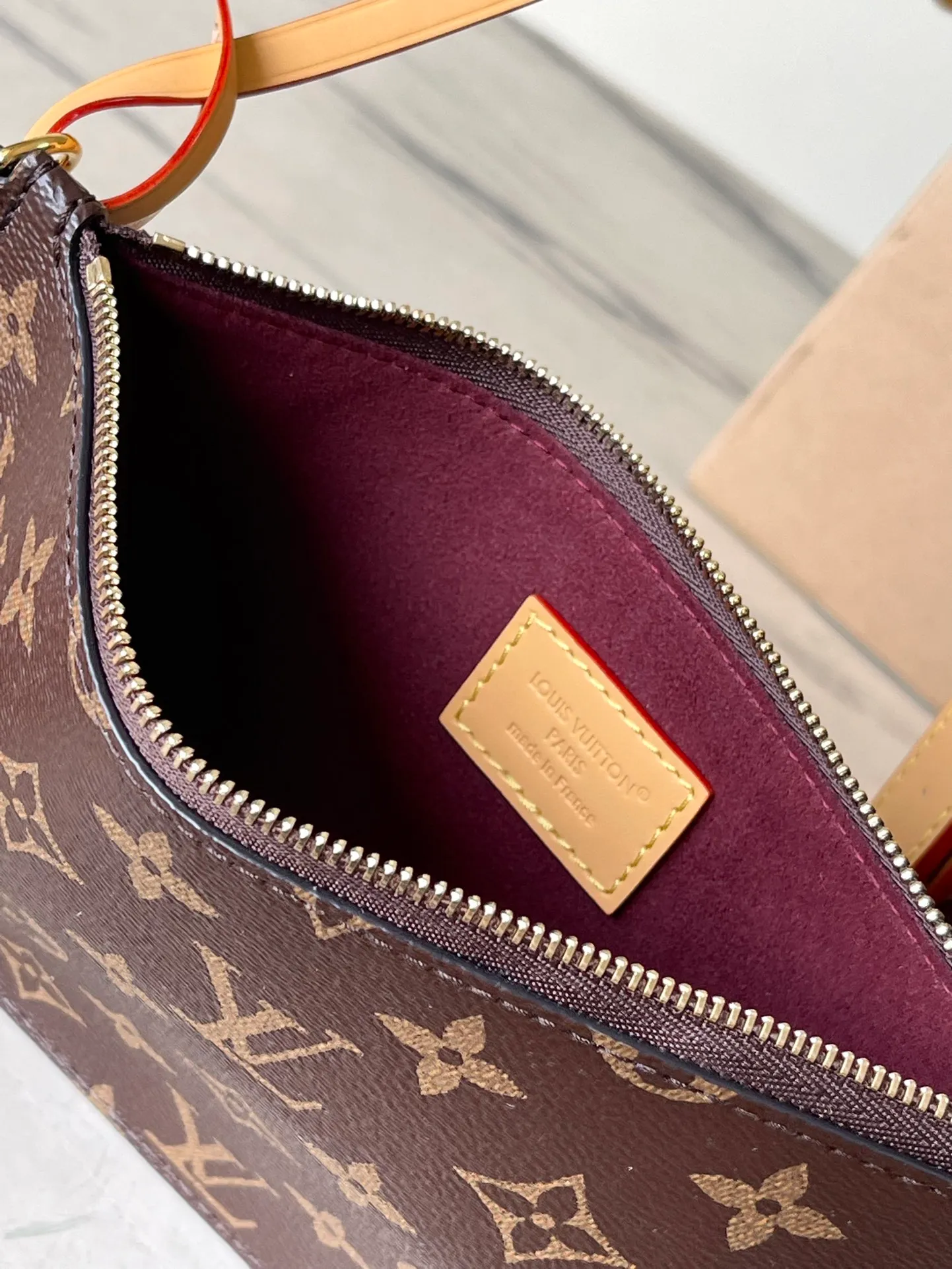 💰860 Top original order M12926 This large Alin handbag is made of Monogram canvas to create a bucket bag configuration, with ample space to accommodate daily needs such as a laptop computer. The adjustable leather shoulder strap pays homage to the Louis Vuitton trunk elements of the 1930s. The opening and closing design creates a retractable style, and the shiny metal parts add a trendy touch. Dimensions: 26 × 31 × 18 cm