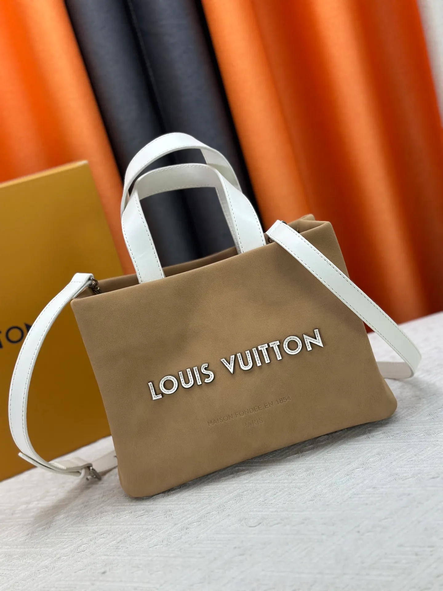 P280 M13940 Khaki Color Check Black Check Presbyopia Orange Black Green Pink PHARREL and NIGO collection’s joint series top original order This Shopper medium handbag draws inspiration from Louis Vuitton shopping bags, with the words Louis Vuitton and Maison Fondée En 1854 written on soft cow leather, with a top handle and a detachable shoulder strap. 25x19x11 • Cow leather • Cow leather trim • Textile lining • Metal hardware • Musketon closure • Main compartment • Zip pocket • Double patch pockets • Handles: Double handle
