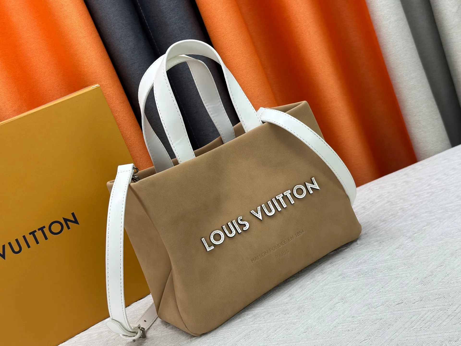 P280 M13940 Khaki Color Check Black Check Presbyopia Orange Black Green Pink PHARREL and NIGO collection’s joint series top original order This Shopper medium handbag draws inspiration from Louis Vuitton shopping bags, with the words Louis Vuitton and Maison Fondée En 1854 written on soft cow leather, with a top handle and a detachable shoulder strap. 25x19x11 • Cow leather • Cow leather trim • Textile lining • Metal hardware • Musketon closure • Main compartment • Zip pocket • Double patch pockets • Handles: Double handle