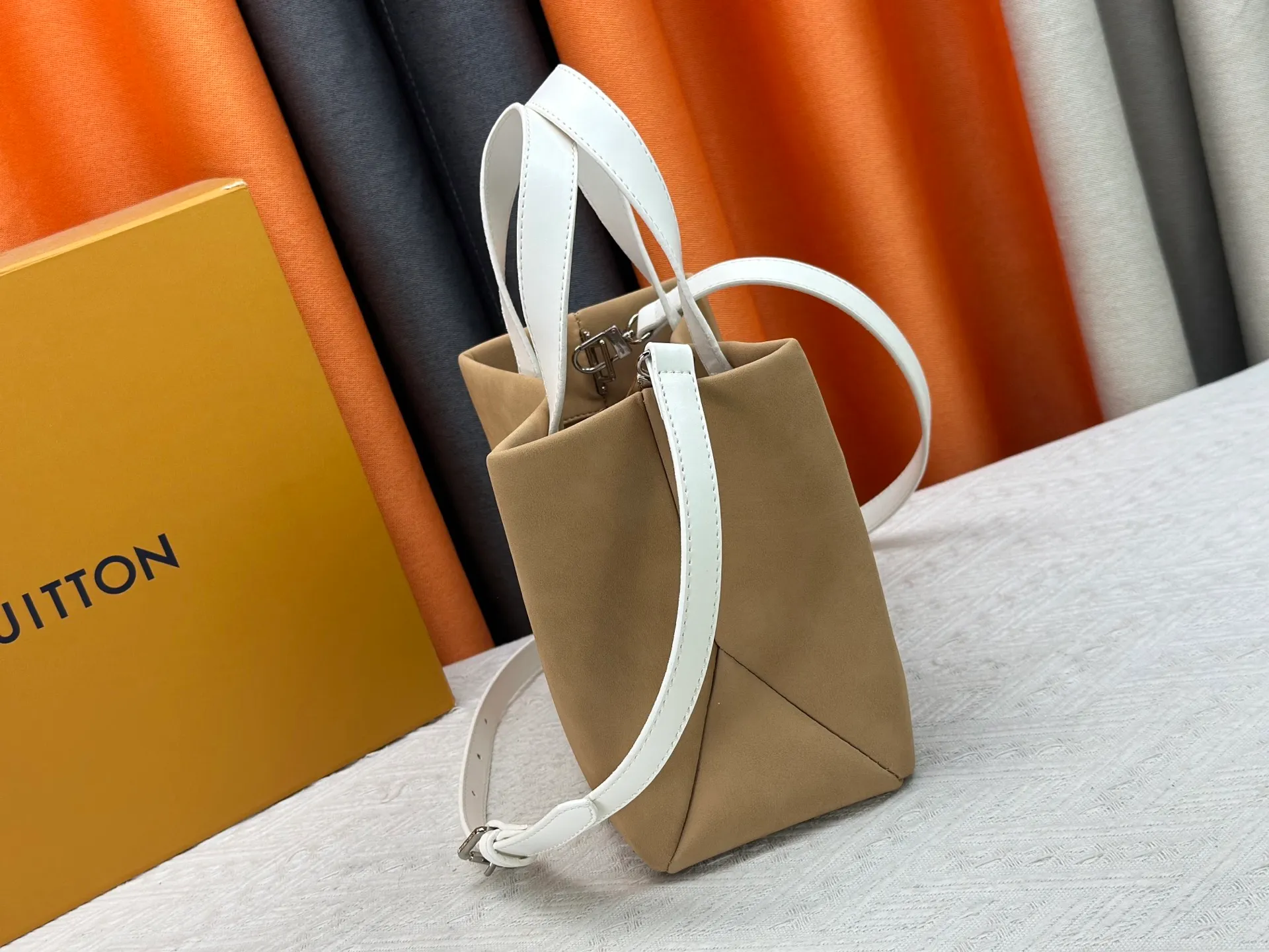 P280 M13940 Khaki Color Check Black Check Presbyopia Orange Black Green Pink PHARREL and NIGO collection’s joint series top original order This Shopper medium handbag draws inspiration from Louis Vuitton shopping bags, with the words Louis Vuitton and Maison Fondée En 1854 written on soft cow leather, with a top handle and a detachable shoulder strap. 25x19x11 • Cow leather • Cow leather trim • Textile lining • Metal hardware • Musketon closure • Main compartment • Zip pocket • Double patch pockets • Handles: Double handle