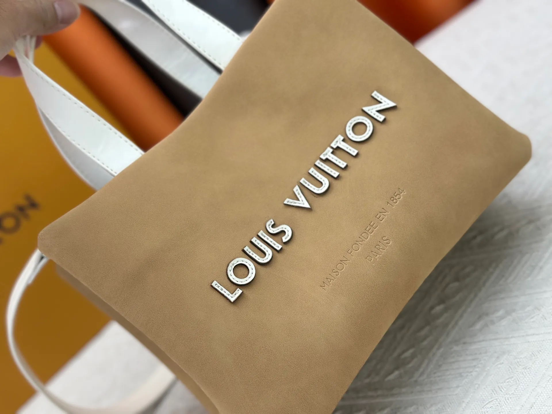 P280 M13940 Khaki Color Check Black Check Presbyopia Orange Black Green Pink PHARREL and NIGO collection’s joint series top original order This Shopper medium handbag draws inspiration from Louis Vuitton shopping bags, with the words Louis Vuitton and Maison Fondée En 1854 written on soft cow leather, with a top handle and a detachable shoulder strap. 25x19x11 • Cow leather • Cow leather trim • Textile lining • Metal hardware • Musketon closure • Main compartment • Zip pocket • Double patch pockets • Handles: Double handle