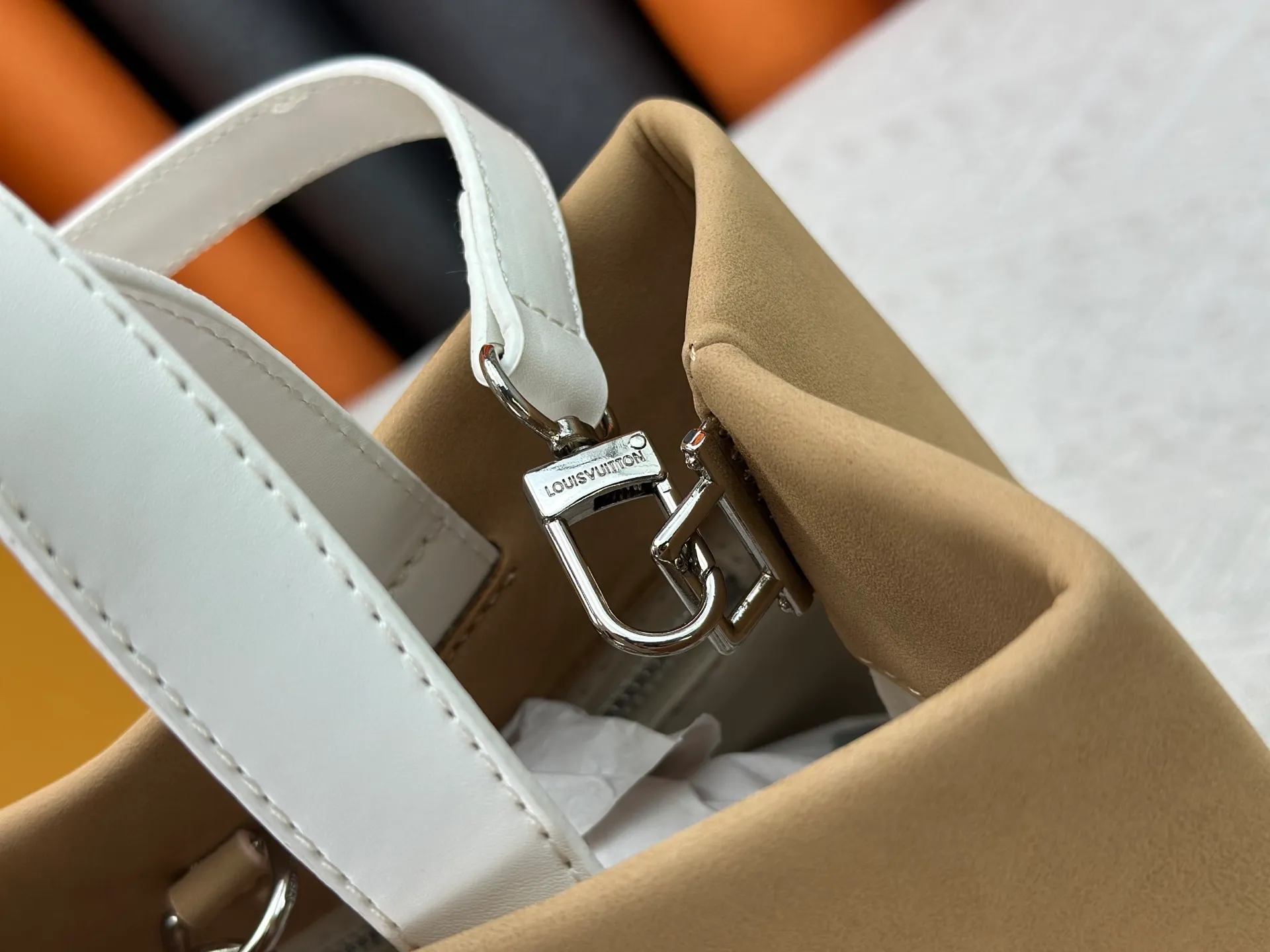 P280 M13940 Khaki Color Check Black Check Presbyopia Orange Black Green Pink PHARREL and NIGO collection’s joint series top original order This Shopper medium handbag draws inspiration from Louis Vuitton shopping bags, with the words Louis Vuitton and Maison Fondée En 1854 written on soft cow leather, with a top handle and a detachable shoulder strap. 25x19x11 • Cow leather • Cow leather trim • Textile lining • Metal hardware • Musketon closure • Main compartment • Zip pocket • Double patch pockets • Handles: Double handle
