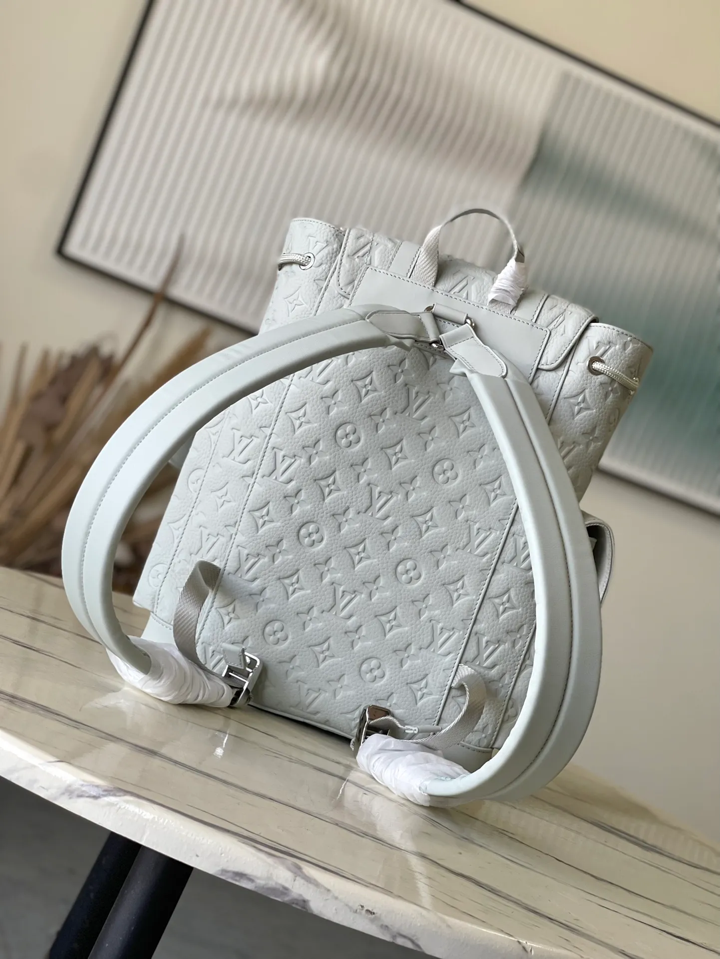 💰1460 (top layer leather) top original order M23146 gray green full leather This Christopher small backpack is full-grain Taurillon leather with embossed Monogram pattern. Interpret the gorgeous style with the small size style of the Christopher series. The outer tuck pocket and snap-button drawstring closure inherit the design language of traditional mountaineering bags, and the inner pocket can store a Pad or other tablet computers. Dimensions: 32 × 39 × 12 cm
