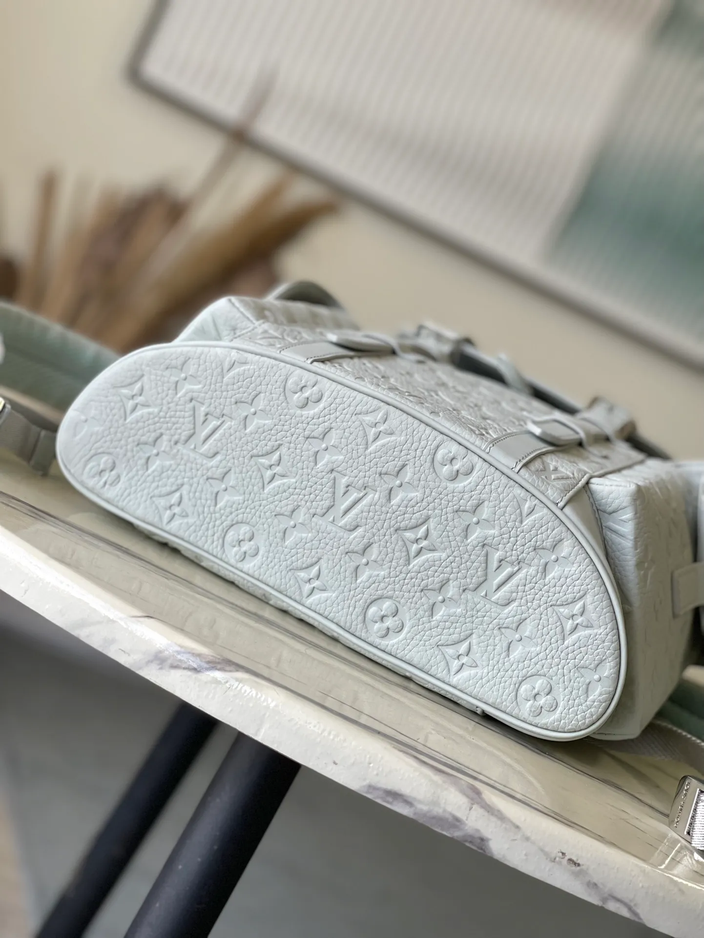 💰1460 (top layer leather) top original order M23146 gray green full leather This Christopher small backpack is full-grain Taurillon leather with embossed Monogram pattern. Interpret the gorgeous style with the small size style of the Christopher series. The outer tuck pocket and snap-button drawstring closure inherit the design language of traditional mountaineering bags, and the inner pocket can store a Pad or other tablet computers. Dimensions: 32 × 39 × 12 cm