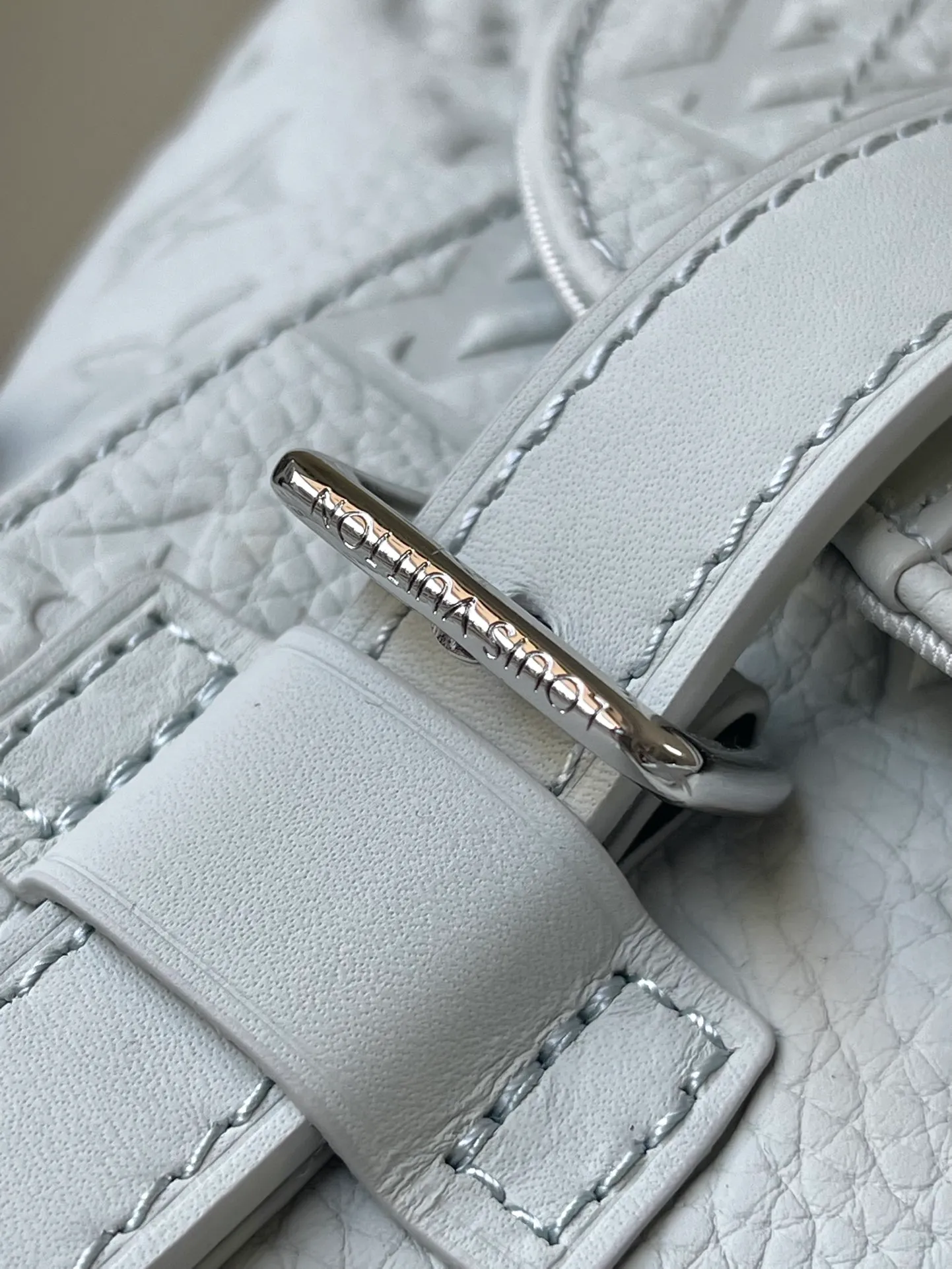 💰1460 (top layer leather) top original order M23146 gray green full leather This Christopher small backpack is full-grain Taurillon leather with embossed Monogram pattern. Interpret the gorgeous style with the small size style of the Christopher series. The outer tuck pocket and snap-button drawstring closure inherit the design language of traditional mountaineering bags, and the inner pocket can store a Pad or other tablet computers. Dimensions: 32 × 39 × 12 cm