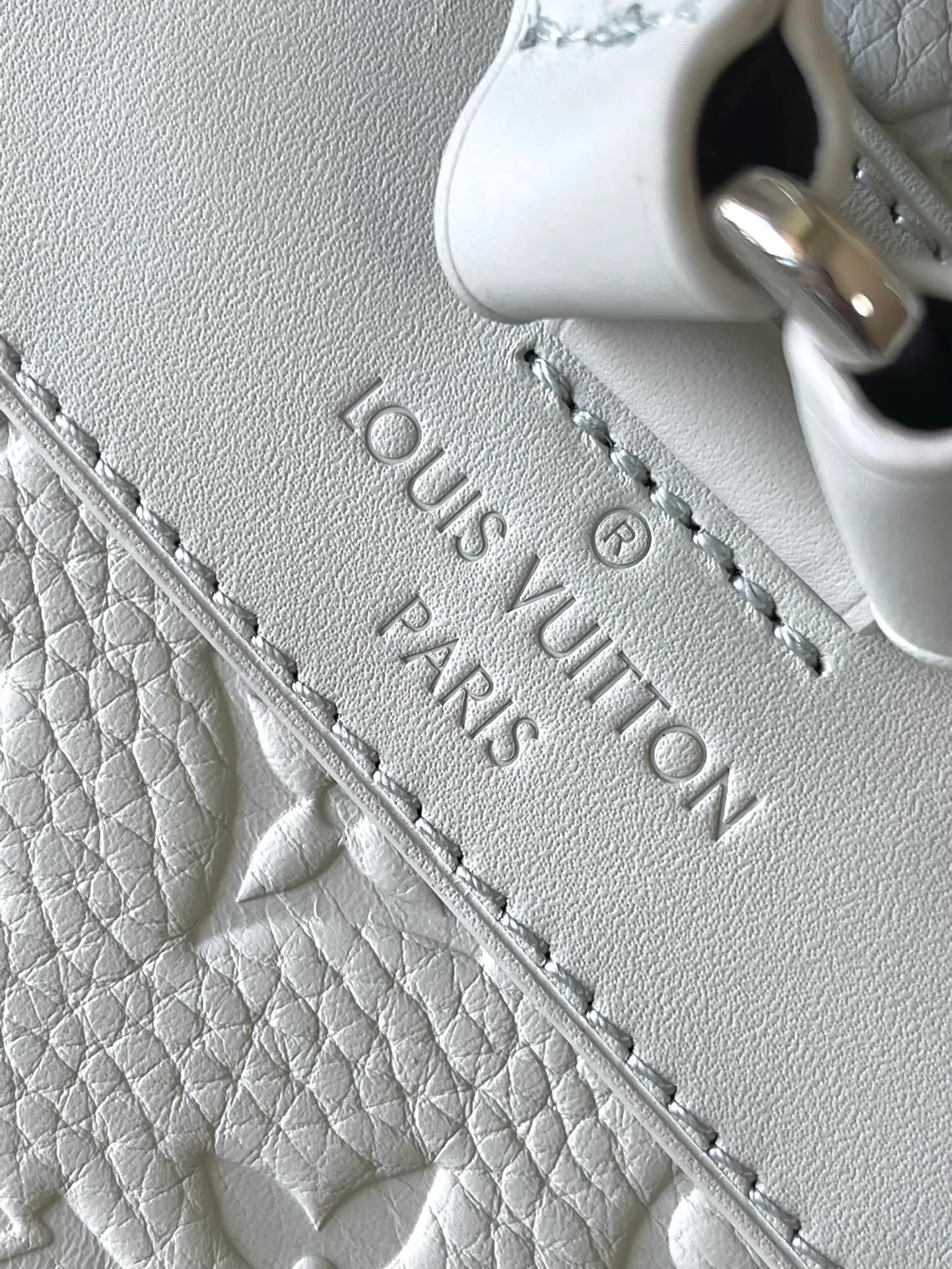 💰1460 (top layer leather) top original order M23146 gray green full leather This Christopher small backpack is full-grain Taurillon leather with embossed Monogram pattern. Interpret the gorgeous style with the small size style of the Christopher series. The outer tuck pocket and snap-button drawstring closure inherit the design language of traditional mountaineering bags, and the inner pocket can store a Pad or other tablet computers. Dimensions: 32 × 39 × 12 cm