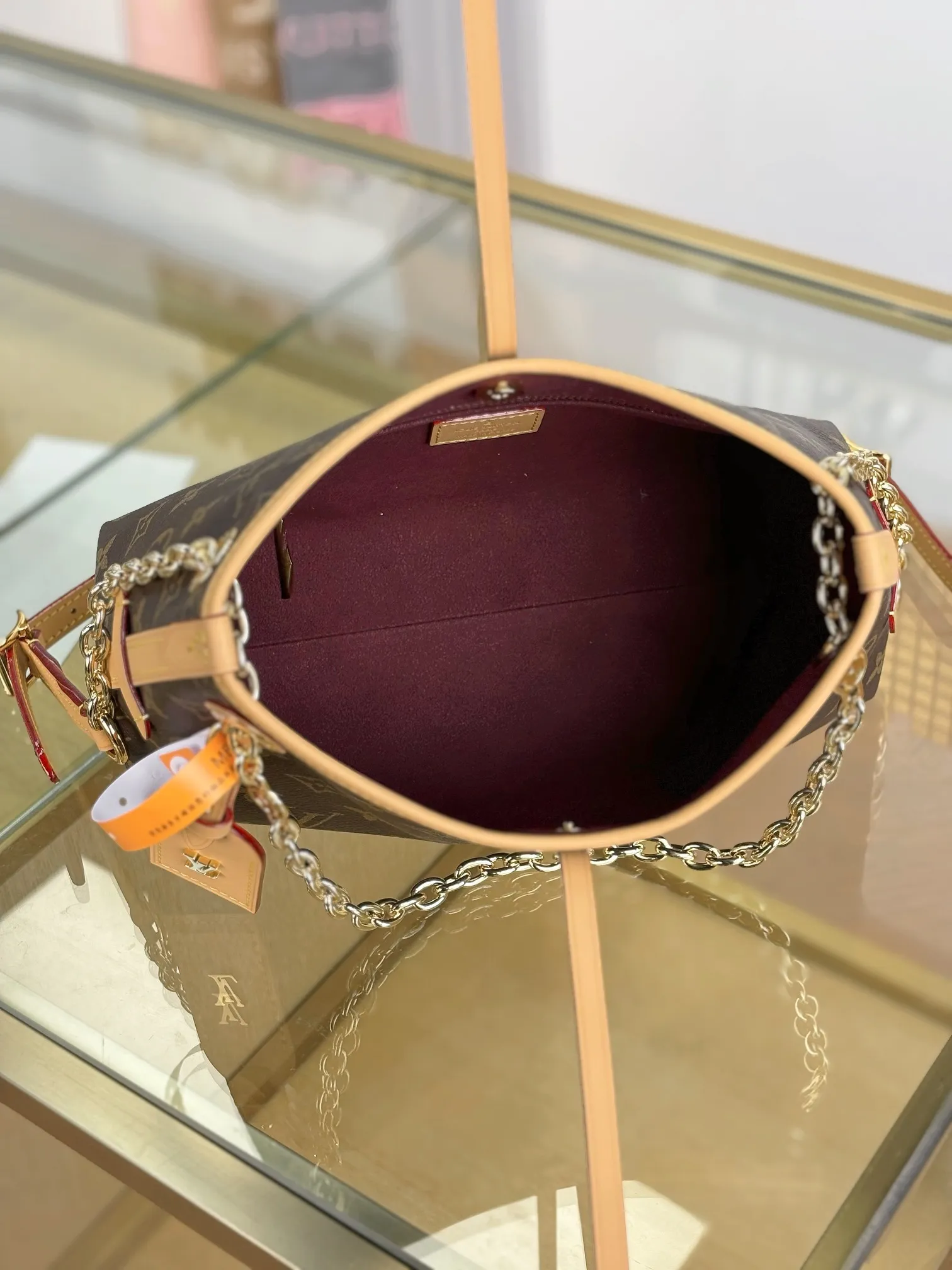p1640 [Special grade MB chip version original leather] CARRYALL BB handbag Model: M13014 Material: Grade A all-steel hardware, imported original fabric Packaging: Full set of original duty-free MB packaging Size: 26x17x10cm