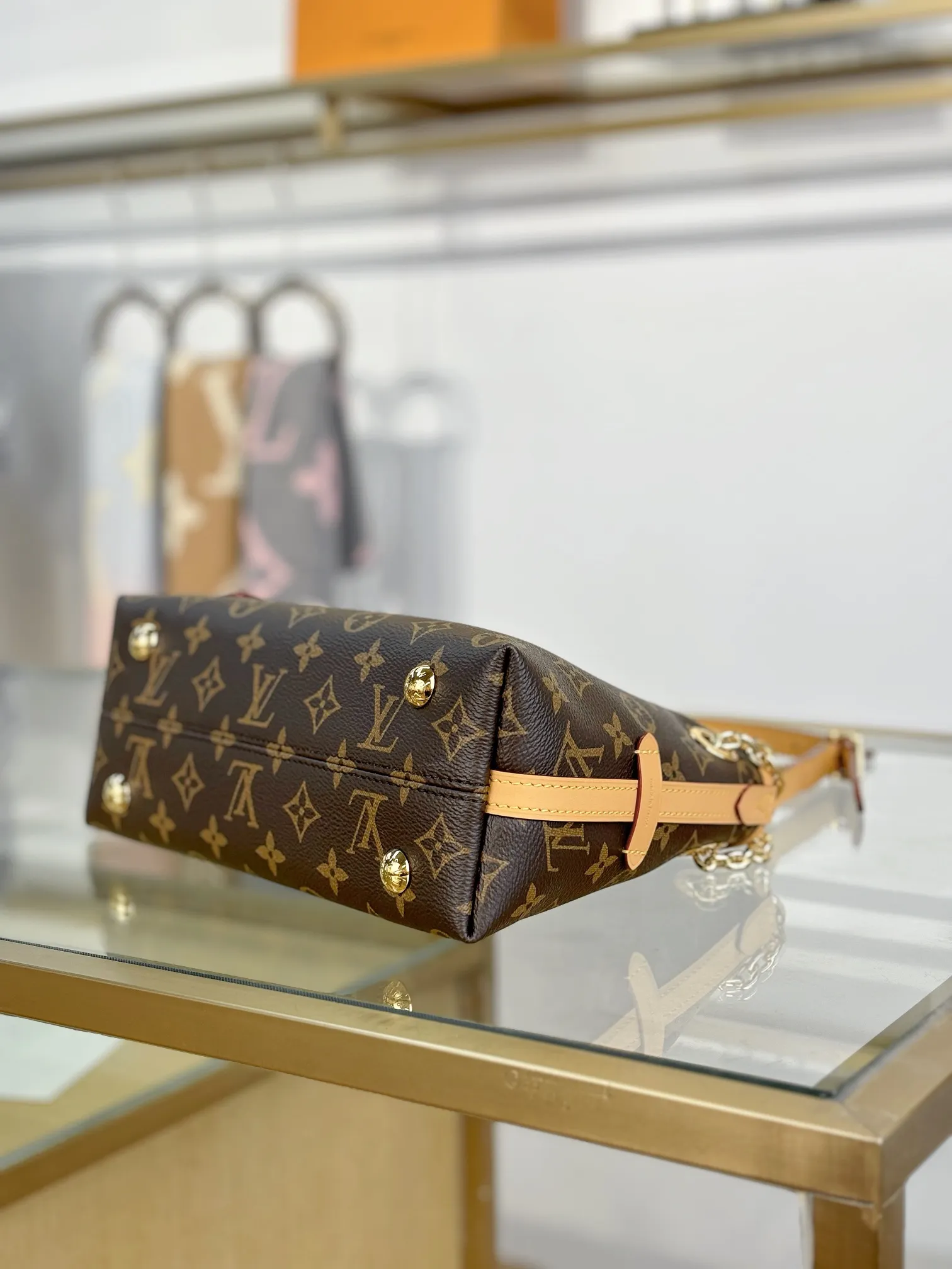 p1640 [Special grade MB chip version original leather] CARRYALL BB handbag Model: M13014 Material: Grade A all-steel hardware, imported original fabric Packaging: Full set of original duty-free MB packaging Size: 26x17x10cm