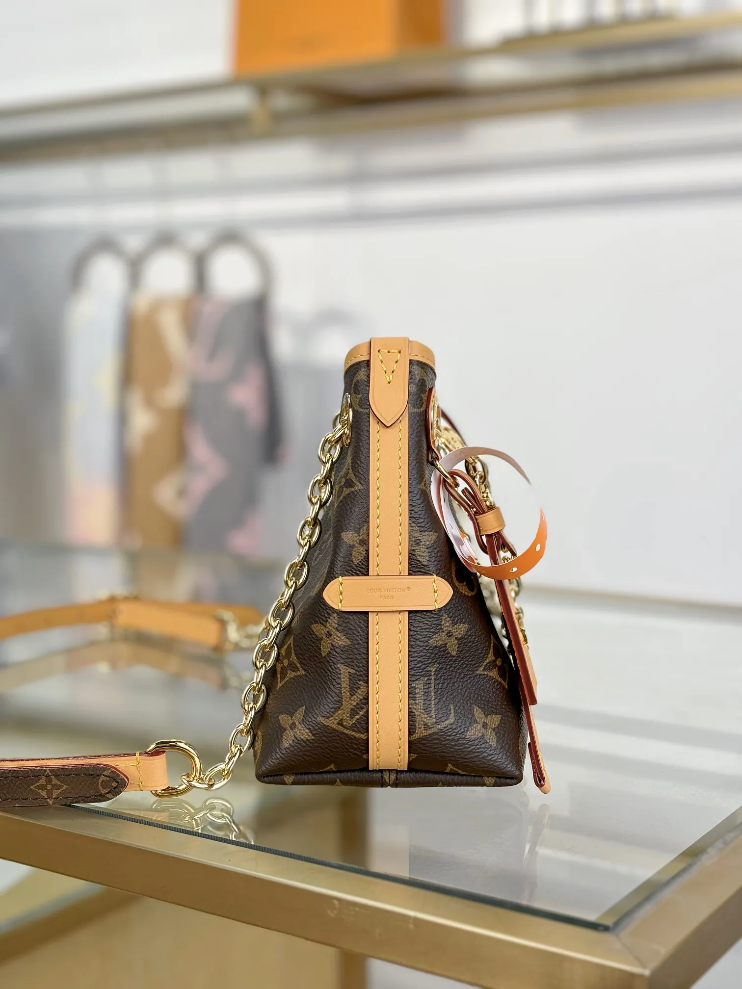 p1640 [Special grade MB chip version original leather] CARRYALL BB handbag Model: M13014 Material: Grade A all-steel hardware, imported original fabric Packaging: Full set of original duty-free MB packaging Size: 26x17x10cm