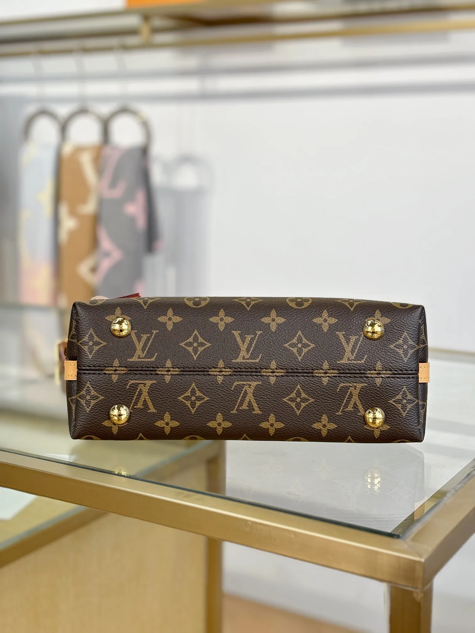 p1640 [Special grade MB chip version original leather] CARRYALL BB handbag Model: M13014 Material: Grade A all-steel hardware, imported original fabric Packaging: Full set of original duty-free MB packaging Size: 26x17x10cm