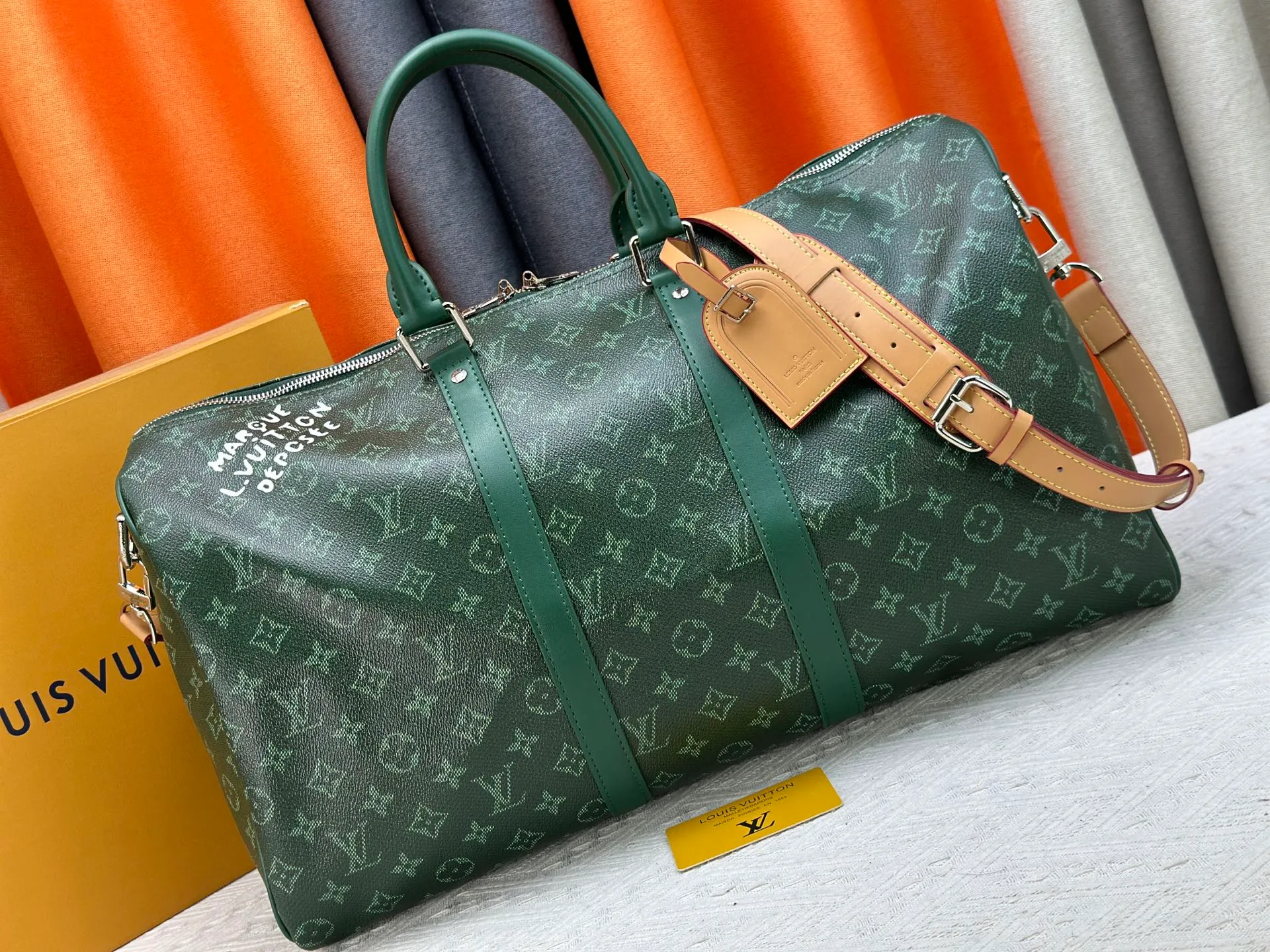 P340 Upgraded original M26864 M26865 M26866 This Keepall Bandoulière 50 travel bag is made of Monogram Heritage canvas dip-dyed in colorful colors, with cowhide trim, leather shoulder straps, removable leather nameplate and cotton lining. The Marque L.Vuitton Déposée logo pays homage to Louis Vuitton’s rich heritage.  29 x 23 x 50 cm (H x W x L) Monogram Heritage coated canvas Cow leather trim Textile lining Metal hardware Carry-on baggage dimensions Double zip closure Padlock Removable name tag Internal zip pocket Handles: Double handles