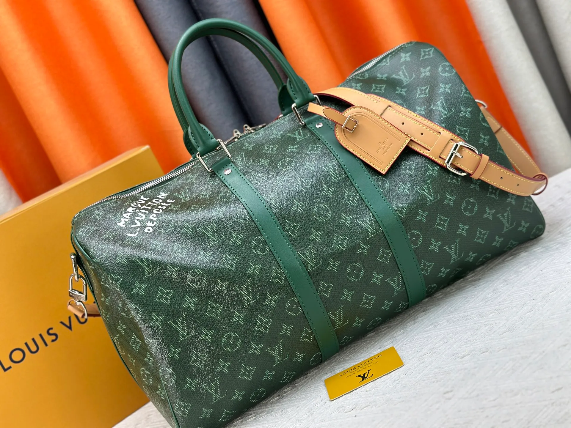 P340 Upgraded original M26864 M26865 M26866 This Keepall Bandoulière 50 travel bag is made of Monogram Heritage canvas dip-dyed in colorful colors, with cowhide trim, leather shoulder straps, removable leather nameplate and cotton lining. The Marque L.Vuitton Déposée logo pays homage to Louis Vuitton’s rich heritage.  29 x 23 x 50 cm (H x W x L) Monogram Heritage coated canvas Cow leather trim Textile lining Metal hardware Carry-on baggage dimensions Double zip closure Padlock Removable name tag Internal zip pocket Handles: Double handles