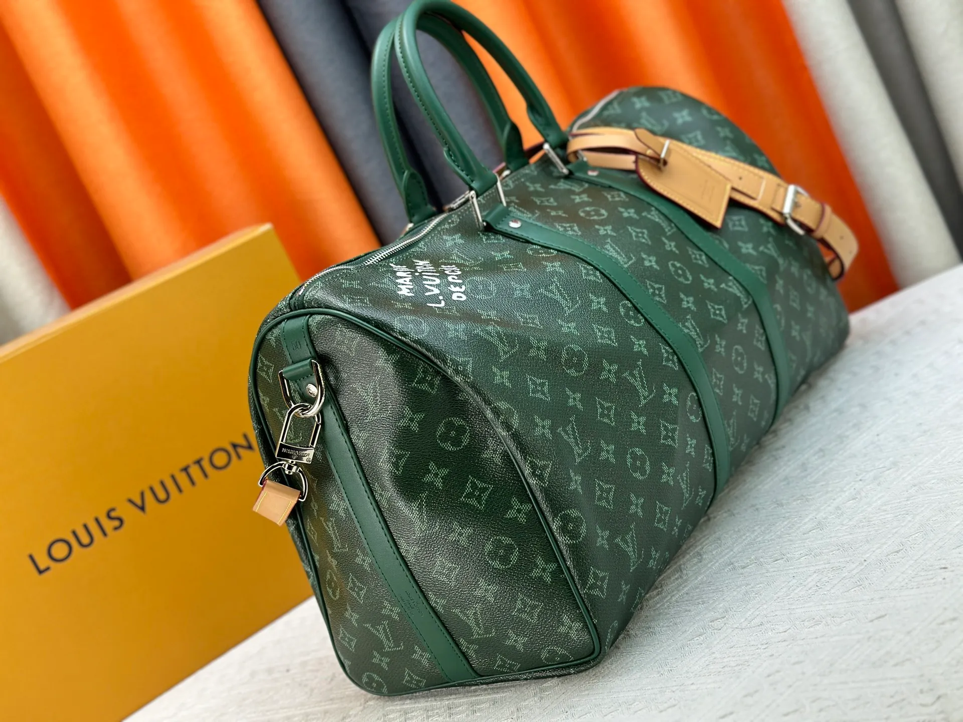 P340 Upgraded original M26864 M26865 M26866 This Keepall Bandoulière 50 travel bag is made of Monogram Heritage canvas dip-dyed in colorful colors, with cowhide trim, leather shoulder straps, removable leather nameplate and cotton lining. The Marque L.Vuitton Déposée logo pays homage to Louis Vuitton’s rich heritage.  29 x 23 x 50 cm (H x W x L) Monogram Heritage coated canvas Cow leather trim Textile lining Metal hardware Carry-on baggage dimensions Double zip closure Padlock Removable name tag Internal zip pocket Handles: Double handles