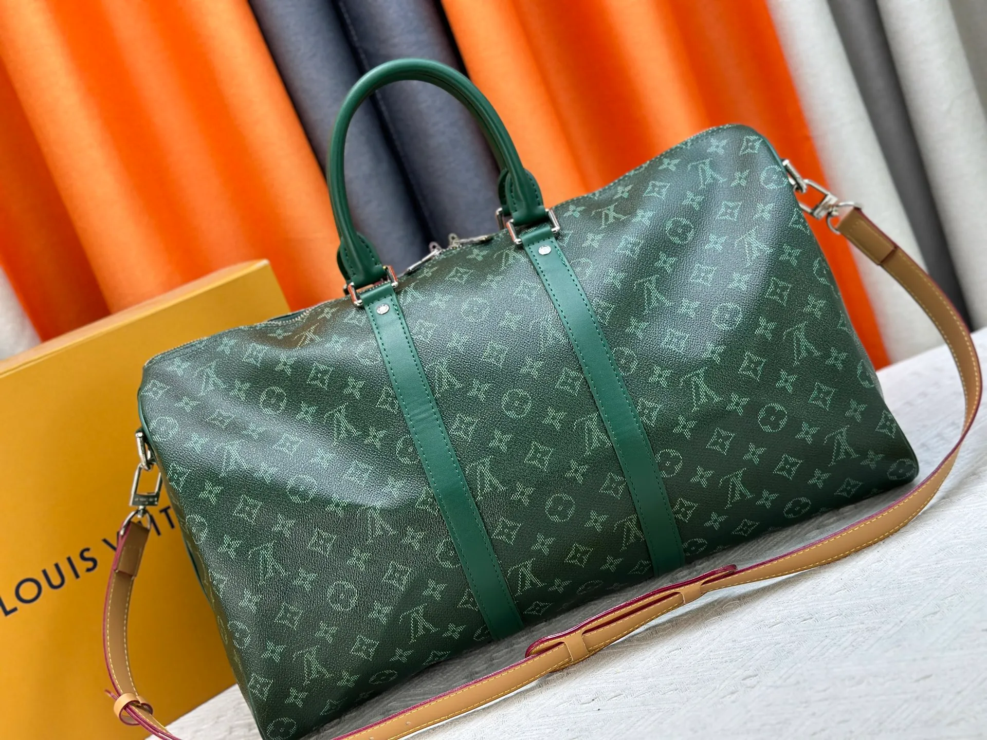 P340 Upgraded original M26864 M26865 M26866 This Keepall Bandoulière 50 travel bag is made of Monogram Heritage canvas dip-dyed in colorful colors, with cowhide trim, leather shoulder straps, removable leather nameplate and cotton lining. The Marque L.Vuitton Déposée logo pays homage to Louis Vuitton’s rich heritage.  29 x 23 x 50 cm (H x W x L) Monogram Heritage coated canvas Cow leather trim Textile lining Metal hardware Carry-on baggage dimensions Double zip closure Padlock Removable name tag Internal zip pocket Handles: Double handles