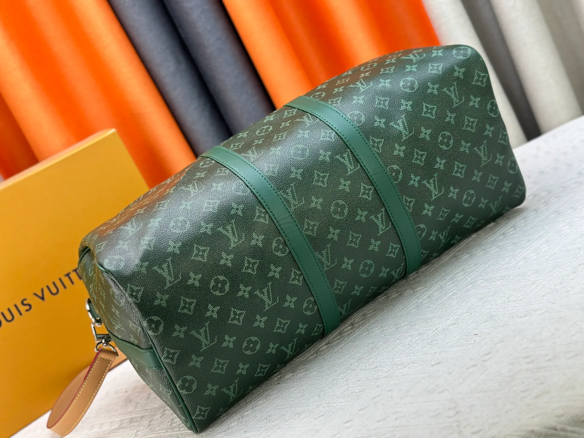 P340 Upgraded original M26864 M26865 M26866 This Keepall Bandoulière 50 travel bag is made of Monogram Heritage canvas dip-dyed in colorful colors, with cowhide trim, leather shoulder straps, removable leather nameplate and cotton lining. The Marque L.Vuitton Déposée logo pays homage to Louis Vuitton’s rich heritage.  29 x 23 x 50 cm (H x W x L) Monogram Heritage coated canvas Cow leather trim Textile lining Metal hardware Carry-on baggage dimensions Double zip closure Padlock Removable name tag Internal zip pocket Handles: Double handles