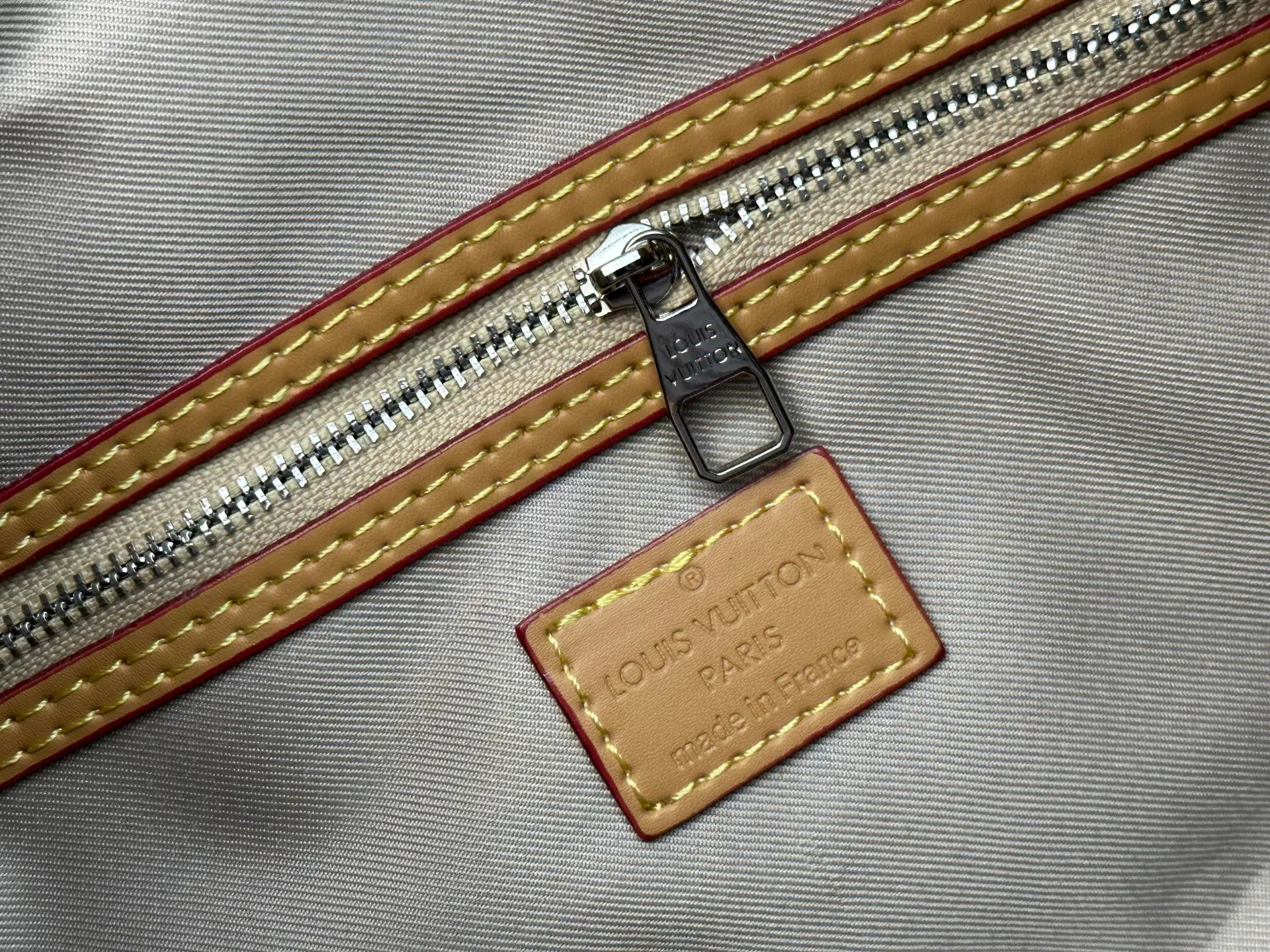 P340 Upgraded original M26864 M26865 M26866 This Keepall Bandoulière 50 travel bag is made of Monogram Heritage canvas dip-dyed in colorful colors, with cowhide trim, leather shoulder straps, removable leather nameplate and cotton lining. The Marque L.Vuitton Déposée logo pays homage to Louis Vuitton’s rich heritage.  29 x 23 x 50 cm (H x W x L) Monogram Heritage coated canvas Cow leather trim Textile lining Metal hardware Carry-on baggage dimensions Double zip closure Padlock Removable name tag Internal zip pocket Handles: Double handles