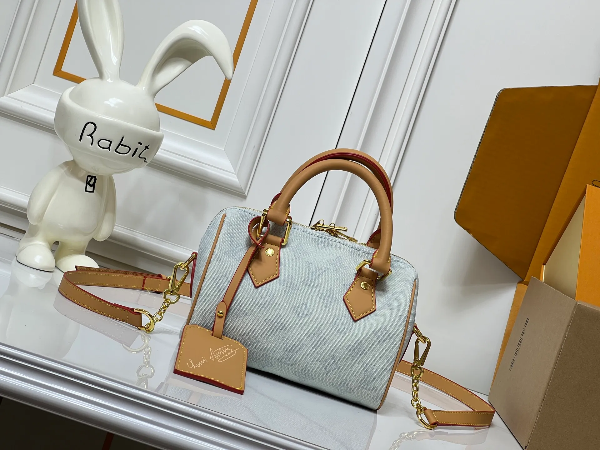 Batch 240💰[ALMA BB handbag] M27530-M27951-M28102-M46234-M27526-28272-M27525 This Alma BB handbag comes from the Travels With Grace Coddington series launched by Louis Vuitton and Grace Coddington, focusing on the fun Meowgram pattern. The canvas body is trimmed with calfskin and the fabric shoulder strap reads "Louis Vuitton" in Coddington's script. The exquisite padlocks and key cases once again prove the brand's exquisite craftsmanship.  Dimensions: 20.5×13.5×12cm (height x width x length)