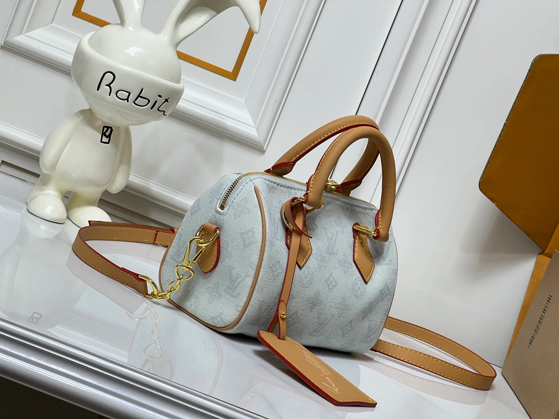 Batch 240💰[ALMA BB handbag] M27530-M27951-M28102-M46234-M27526-28272-M27525 This Alma BB handbag comes from the Travels With Grace Coddington series launched by Louis Vuitton and Grace Coddington, focusing on the fun Meowgram pattern. The canvas body is trimmed with calfskin and the fabric shoulder strap reads "Louis Vuitton" in Coddington's script. The exquisite padlocks and key cases once again prove the brand's exquisite craftsmanship.  Dimensions: 20.5×13.5×12cm (height x width x length)