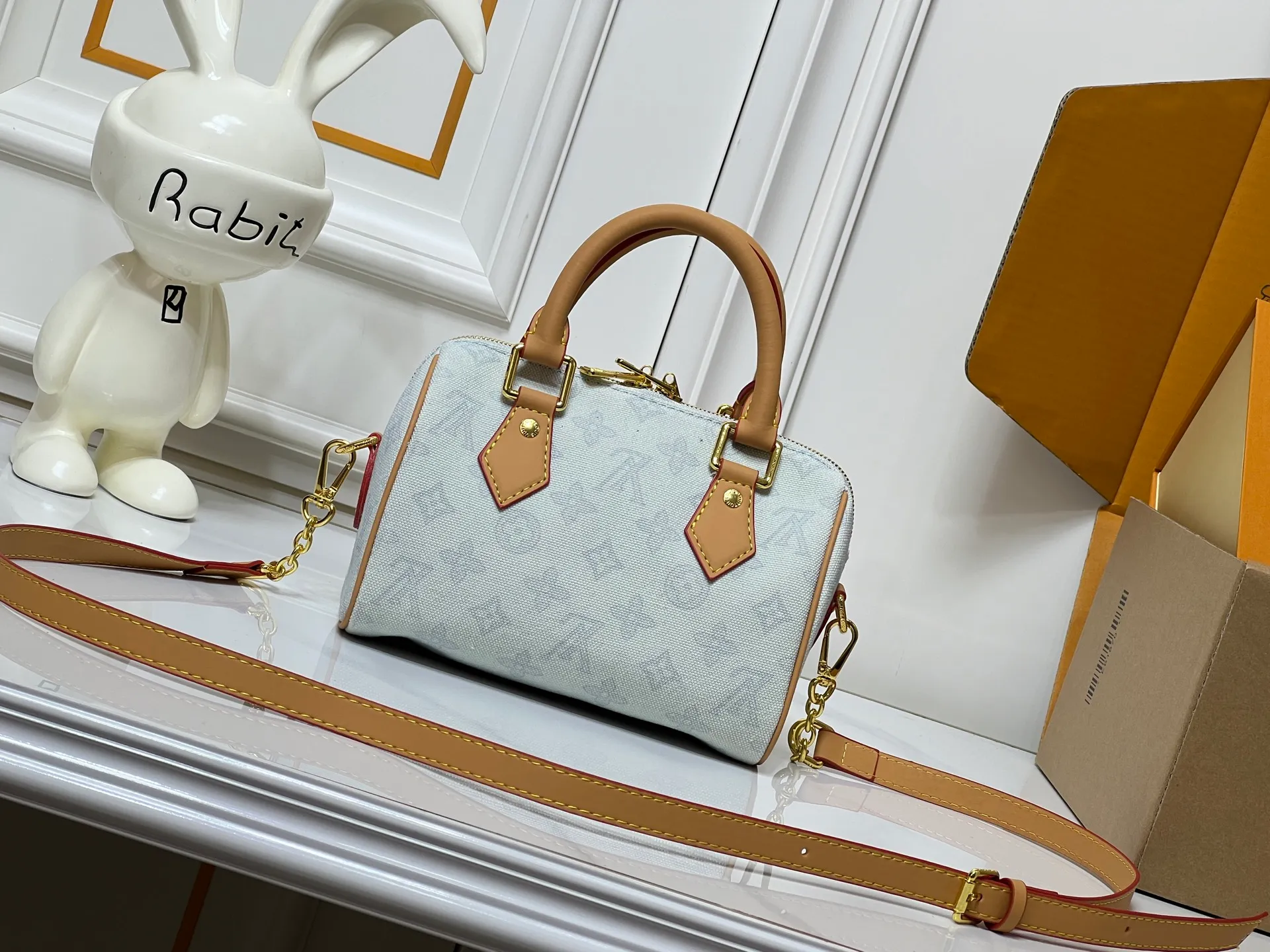 Batch 240💰[ALMA BB handbag] M27530-M27951-M28102-M46234-M27526-28272-M27525 This Alma BB handbag comes from the Travels With Grace Coddington series launched by Louis Vuitton and Grace Coddington, focusing on the fun Meowgram pattern. The canvas body is trimmed with calfskin and the fabric shoulder strap reads "Louis Vuitton" in Coddington's script. The exquisite padlocks and key cases once again prove the brand's exquisite craftsmanship.  Dimensions: 20.5×13.5×12cm (height x width x length)
