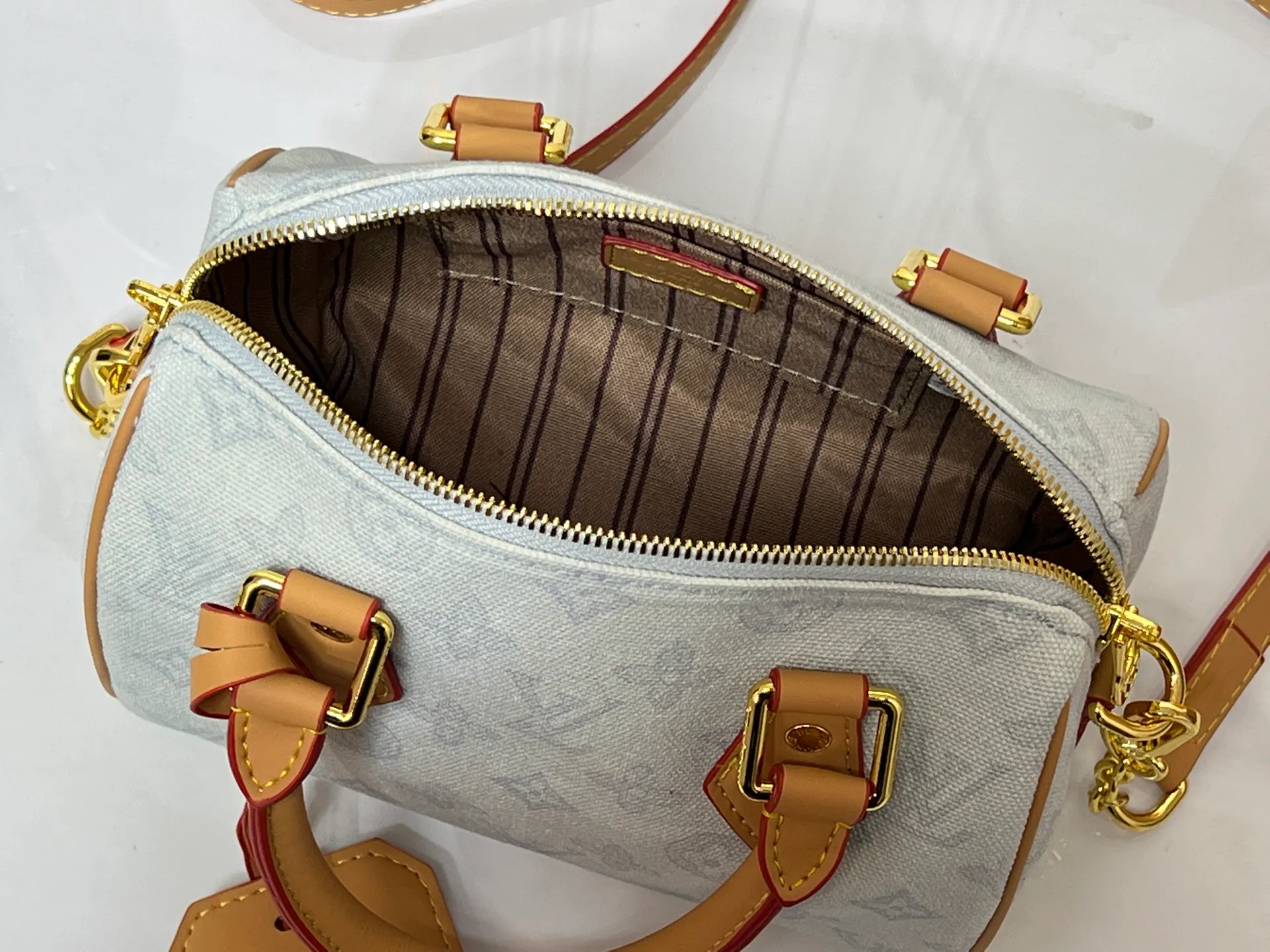 Batch 240💰[ALMA BB handbag] M27530-M27951-M28102-M46234-M27526-28272-M27525 This Alma BB handbag comes from the Travels With Grace Coddington series launched by Louis Vuitton and Grace Coddington, focusing on the fun Meowgram pattern. The canvas body is trimmed with calfskin and the fabric shoulder strap reads "Louis Vuitton" in Coddington's script. The exquisite padlocks and key cases once again prove the brand's exquisite craftsmanship.  Dimensions: 20.5×13.5×12cm (height x width x length)