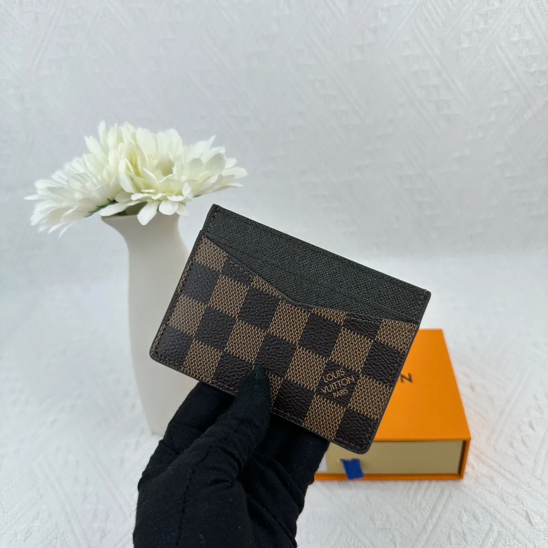 P66 M60166 Card Holder Neo card holder made of Monogram Macassar canvas is the first choice for carrying important cards. Black leather trim makes the classic Louis Vuitton pattern even more eye-catching. Size: 7.5*12