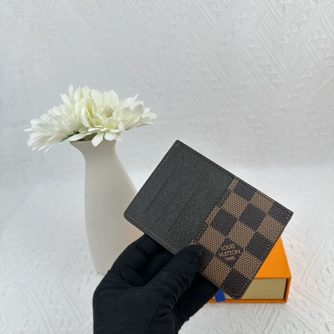 P66 M60166 Card Holder Neo card holder made of Monogram Macassar canvas is the first choice for carrying important cards. Black leather trim makes the classic Louis Vuitton pattern even more eye-catching. Size: 7.5*12