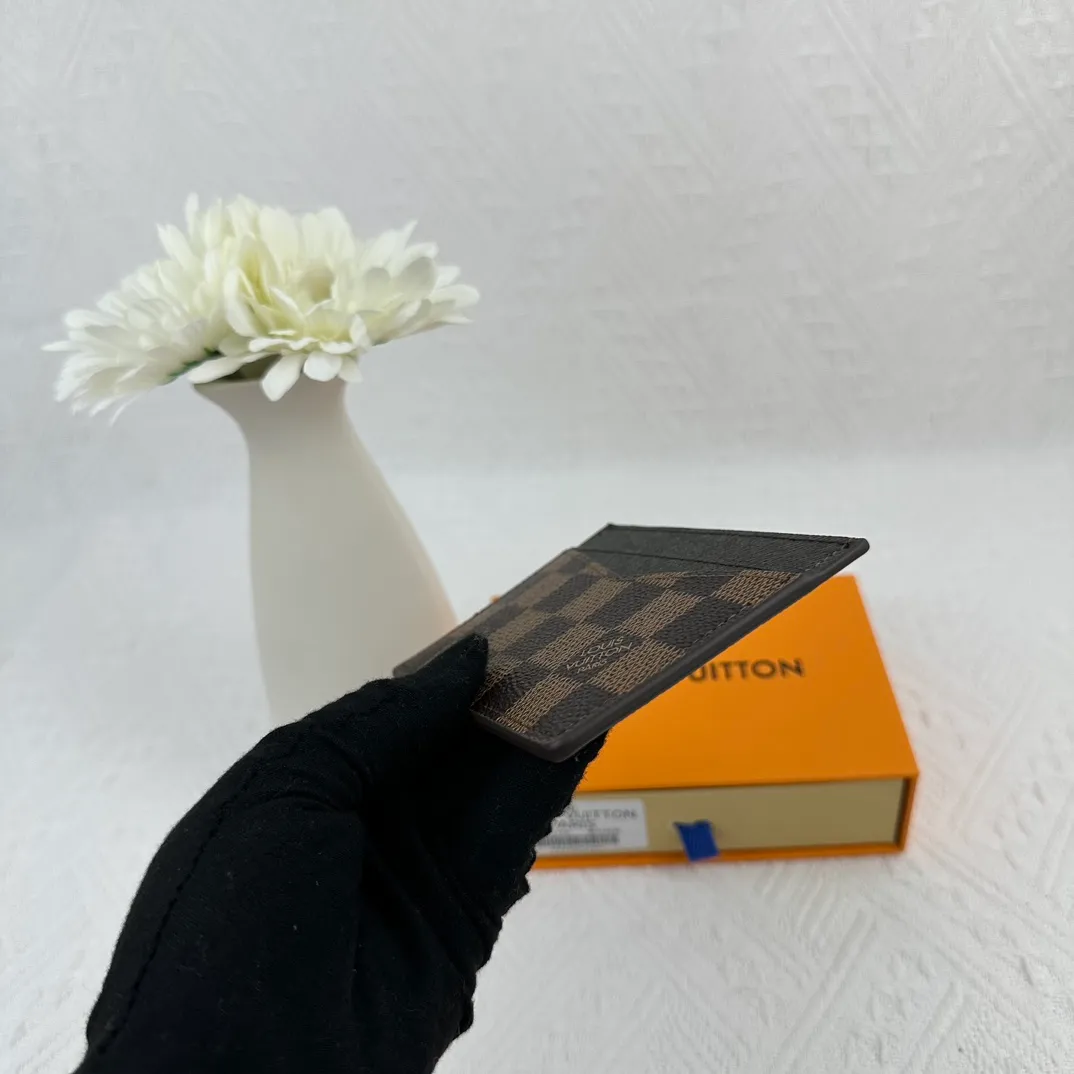 P66 M60166 Card Holder Neo card holder made of Monogram Macassar canvas is the first choice for carrying important cards. Black leather trim makes the classic Louis Vuitton pattern even more eye-catching. Size: 7.5*12