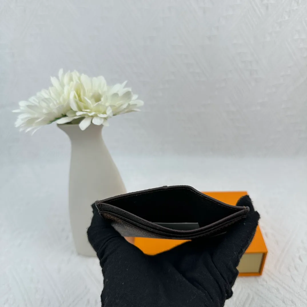 P66 M60166 Card Holder Neo card holder made of Monogram Macassar canvas is the first choice for carrying important cards. Black leather trim makes the classic Louis Vuitton pattern even more eye-catching. Size: 7.5*12