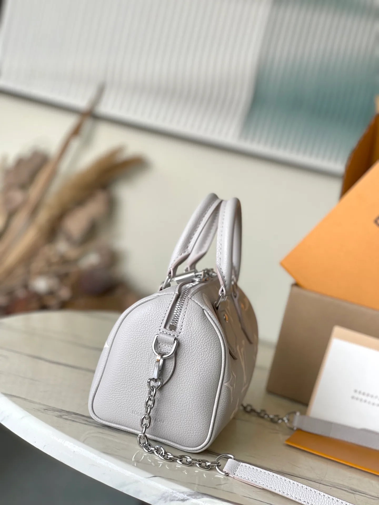 💰960 (top layer leather) top original item M14207 This Speedy Bandouliere 20 handbag is made of Monogram Empreinte leather dyed in elegant colors, highlighting the inspiration of the LVMilky Way series. The compact shape offers plenty of room for a smartphone, wallet, keys and lipstick. Metal pieces such as padlocks and key cases complete the ensemble. Dimensions: 20,5 × 13.5 × 12 cm
