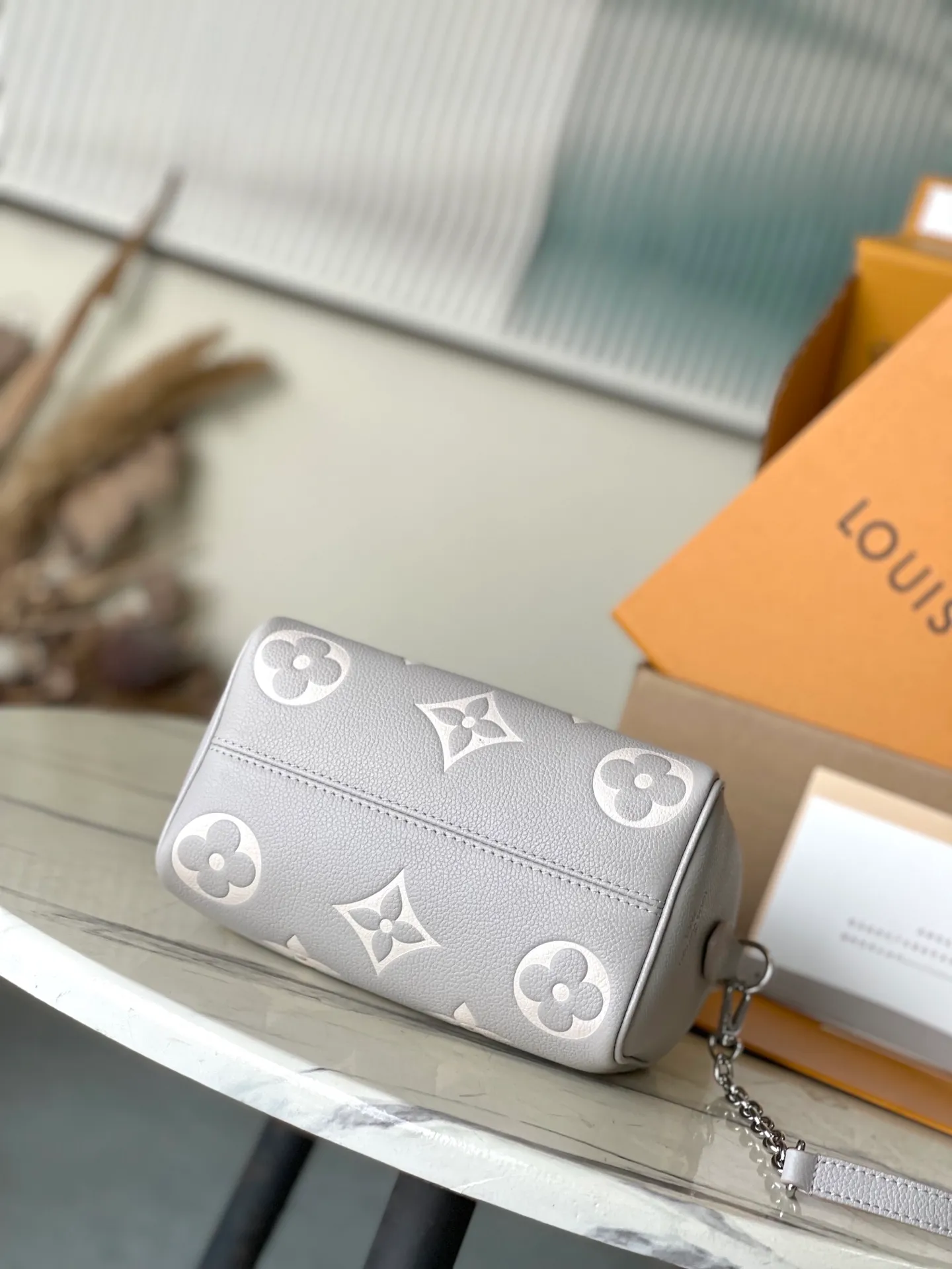 💰960 (top layer leather) top original item M14207 This Speedy Bandouliere 20 handbag is made of Monogram Empreinte leather dyed in elegant colors, highlighting the inspiration of the LVMilky Way series. The compact shape offers plenty of room for a smartphone, wallet, keys and lipstick. Metal pieces such as padlocks and key cases complete the ensemble. Dimensions: 20,5 × 13.5 × 12 cm