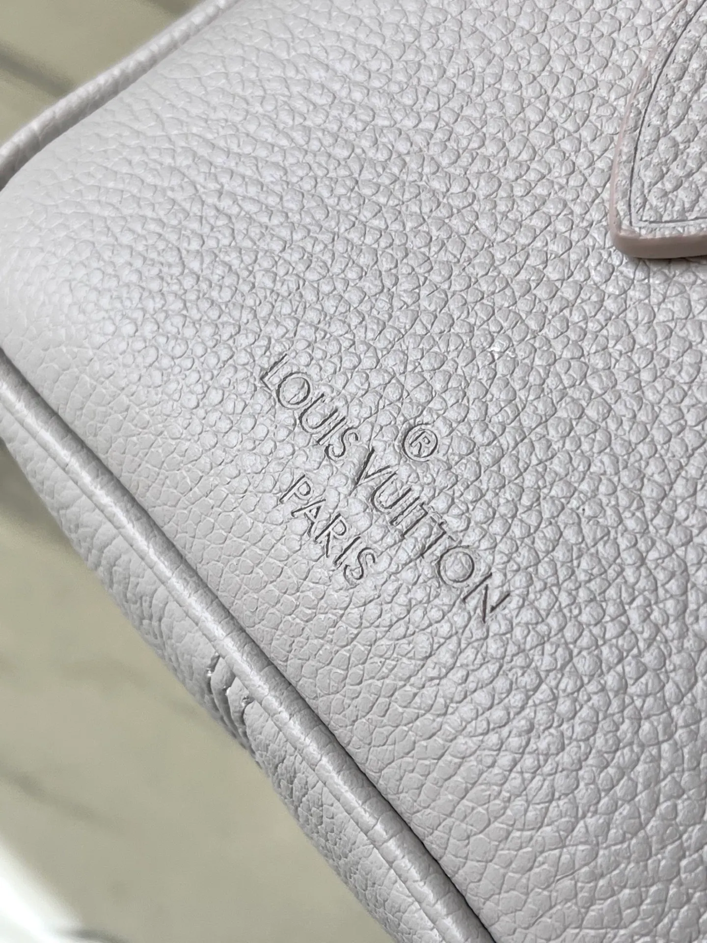 💰960 (top layer leather) top original item M14207 This Speedy Bandouliere 20 handbag is made of Monogram Empreinte leather dyed in elegant colors, highlighting the inspiration of the LVMilky Way series. The compact shape offers plenty of room for a smartphone, wallet, keys and lipstick. Metal pieces such as padlocks and key cases complete the ensemble. Dimensions: 20,5 × 13.5 × 12 cm