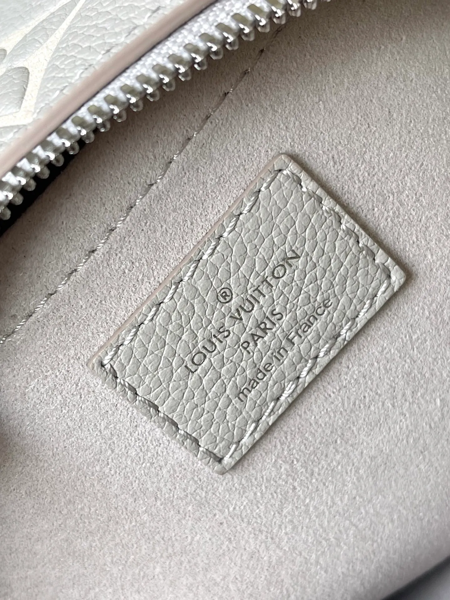 💰960 (top layer leather) top original item M14207 This Speedy Bandouliere 20 handbag is made of Monogram Empreinte leather dyed in elegant colors, highlighting the inspiration of the LVMilky Way series. The compact shape offers plenty of room for a smartphone, wallet, keys and lipstick. Metal pieces such as padlocks and key cases complete the ensemble. Dimensions: 20,5 × 13.5 × 12 cm