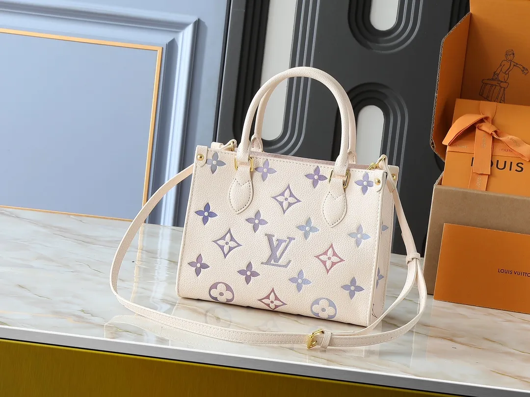 💰220💰Upgraded from the original M22770 M45659. This OnTheGo small handbag comes from the Dream series and brightens up various looks with its elegant design. Monogram Empreinte leather is combined with digital printing technology to create a gradient watercolor effect. Dazzling metal hardware and multiple pockets enrich the details, and the slim shoulder strap makes it easy to carry cross-body. Dimensions: 25.0 x 19.0 x 11.5 cm (length x height x width)