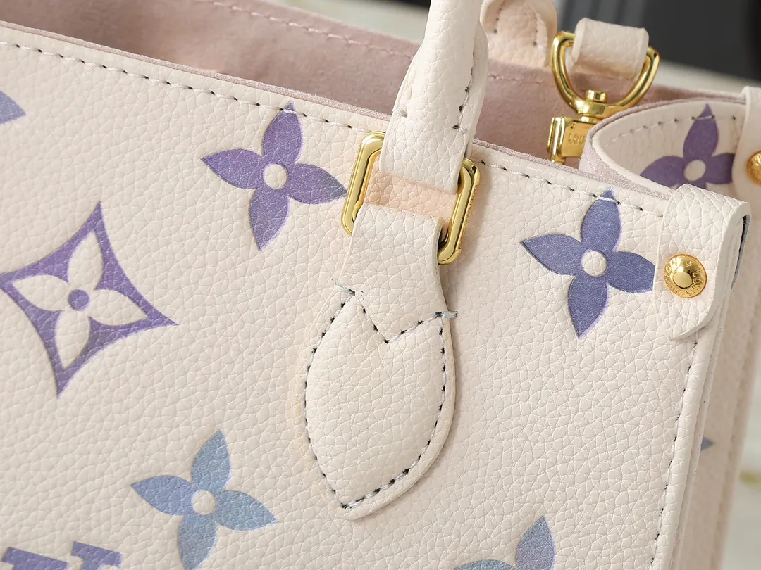 💰220💰Upgraded from the original M22770 M45659. This OnTheGo small handbag comes from the Dream series and brightens up various looks with its elegant design. Monogram Empreinte leather is combined with digital printing technology to create a gradient watercolor effect. Dazzling metal hardware and multiple pockets enrich the details, and the slim shoulder strap makes it easy to carry cross-body. Dimensions: 25.0 x 19.0 x 11.5 cm (length x height x width)