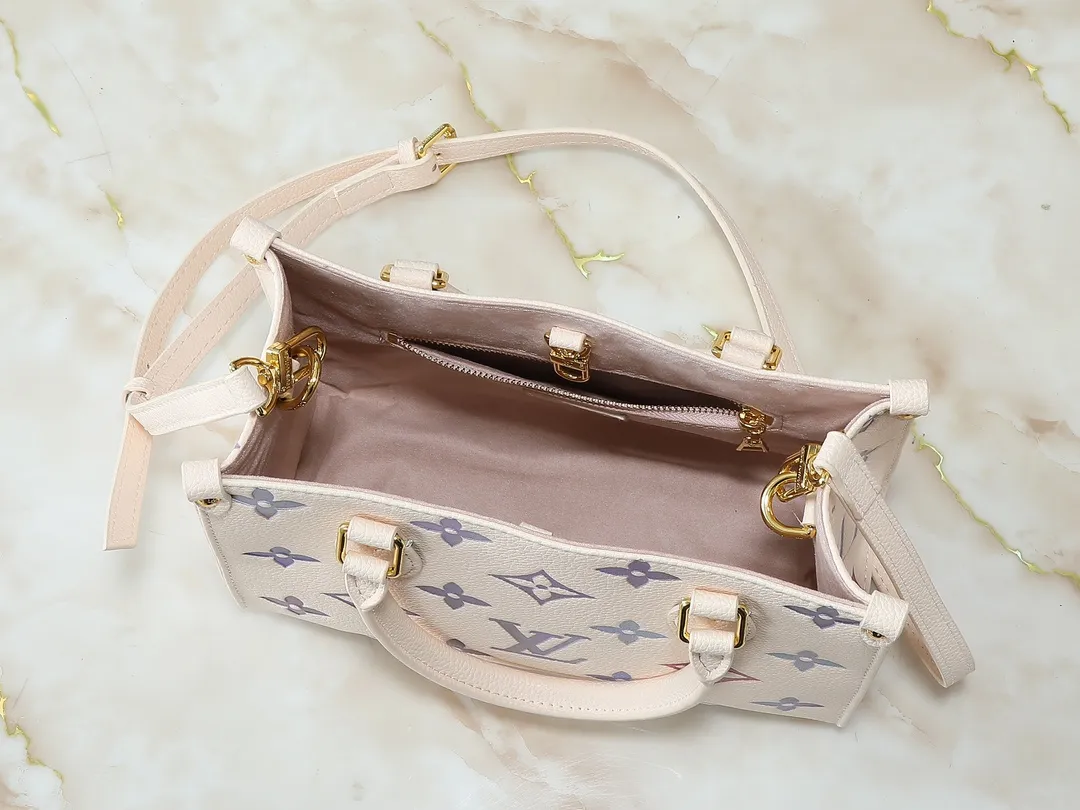 💰220💰Upgraded from the original M22770 M45659. This OnTheGo small handbag comes from the Dream series and brightens up various looks with its elegant design. Monogram Empreinte leather is combined with digital printing technology to create a gradient watercolor effect. Dazzling metal hardware and multiple pockets enrich the details, and the slim shoulder strap makes it easy to carry cross-body. Dimensions: 25.0 x 19.0 x 11.5 cm (length x height x width)