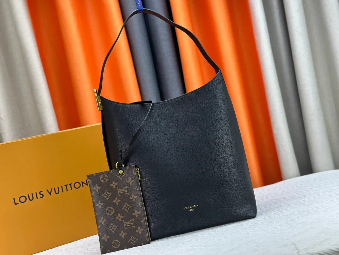 P260 three-dimensional paper stuffing, upgraded original, exclusive real shot [Low Key Hobo medium handbag] M24856 black M24974 brown M25022 white. It is made of soft cow leather to outline simple and elegant lines, and paired with suede lining to release a trendy atmosphere, showing the brand's exquisite craftsmanship. The adjustable shoulder strap is embellished with a classic engraved padlock, and there is plenty of space to easily store your laptop and other daily needs.  Dimensions: 31.0 x 35.0 x 18.0 cm