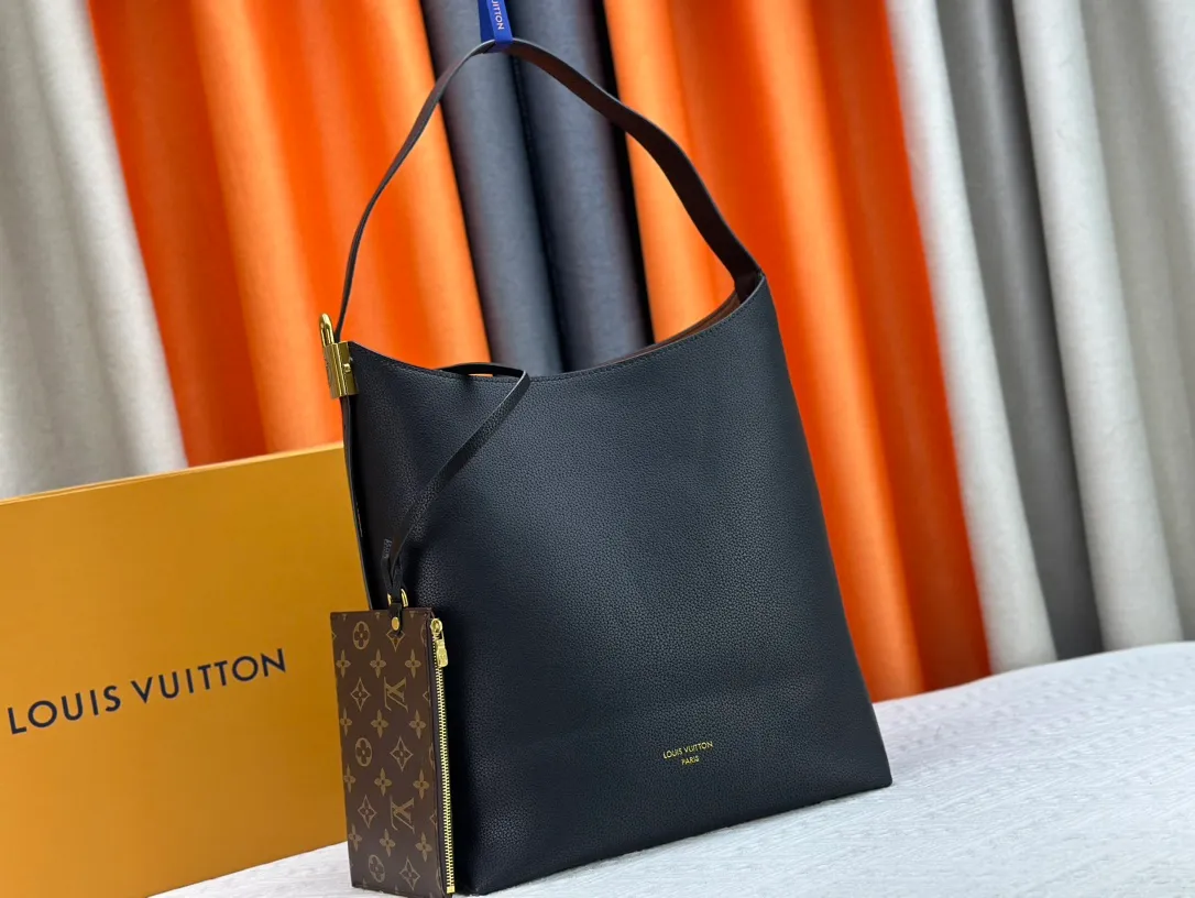 P260 three-dimensional paper stuffing, upgraded original, exclusive real shot [Low Key Hobo medium handbag] M24856 black M24974 brown M25022 white. It is made of soft cow leather to outline simple and elegant lines, and paired with suede lining to release a trendy atmosphere, showing the brand's exquisite craftsmanship. The adjustable shoulder strap is embellished with a classic engraved padlock, and there is plenty of space to easily store your laptop and other daily needs.  Dimensions: 31.0 x 35.0 x 18.0 cm