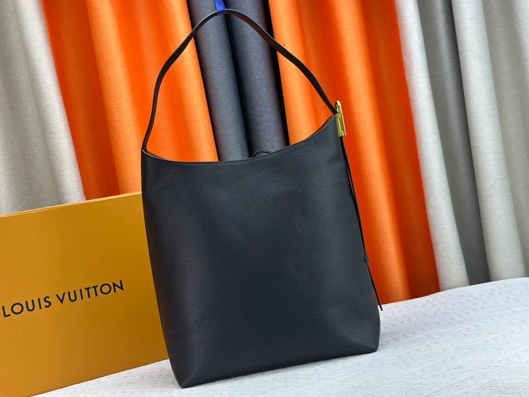 P260 three-dimensional paper stuffing, upgraded original, exclusive real shot [Low Key Hobo medium handbag] M24856 black M24974 brown M25022 white. It is made of soft cow leather to outline simple and elegant lines, and paired with suede lining to release a trendy atmosphere, showing the brand's exquisite craftsmanship. The adjustable shoulder strap is embellished with a classic engraved padlock, and there is plenty of space to easily store your laptop and other daily needs.  Dimensions: 31.0 x 35.0 x 18.0 cm