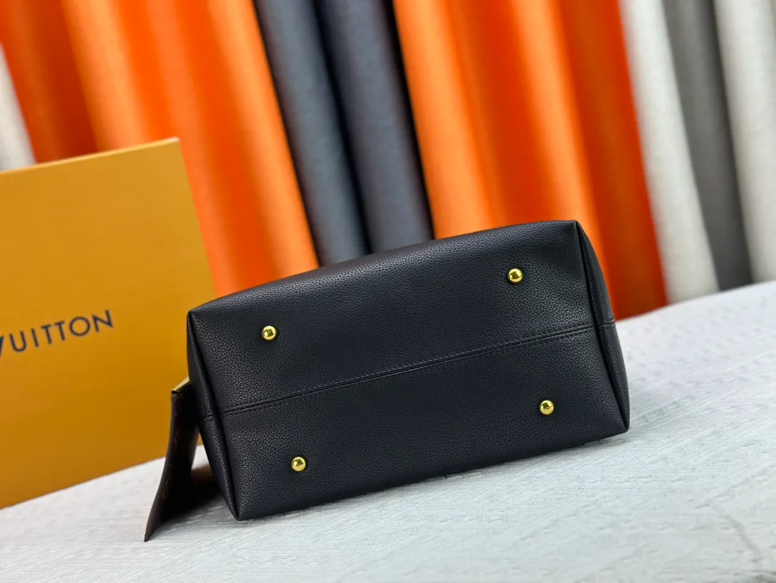 P260 three-dimensional paper stuffing, upgraded original, exclusive real shot [Low Key Hobo medium handbag] M24856 black M24974 brown M25022 white. It is made of soft cow leather to outline simple and elegant lines, and paired with suede lining to release a trendy atmosphere, showing the brand's exquisite craftsmanship. The adjustable shoulder strap is embellished with a classic engraved padlock, and there is plenty of space to easily store your laptop and other daily needs.  Dimensions: 31.0 x 35.0 x 18.0 cm