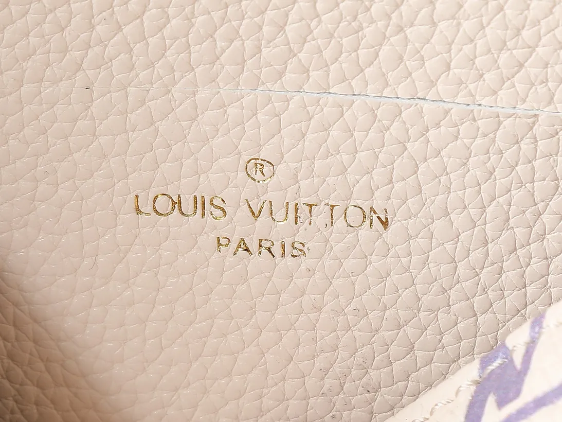 💰220💰Upgraded from the original M25596 M13796 M12145 M12144 M12211, this Nano Madeleine handbag bathes in the dreamy colors of the new season and can easily accentuate various looks. Classic Monogram Empreinte leather bag with signature S-lock clasp, LV Circle decoration and detachable chain. Plenty of space to accommodate daily needs, and multiple carrying methods make it easy to travel with. Dimensions: 21.0 x 12.5 x 6.0 cm (length x height x width)