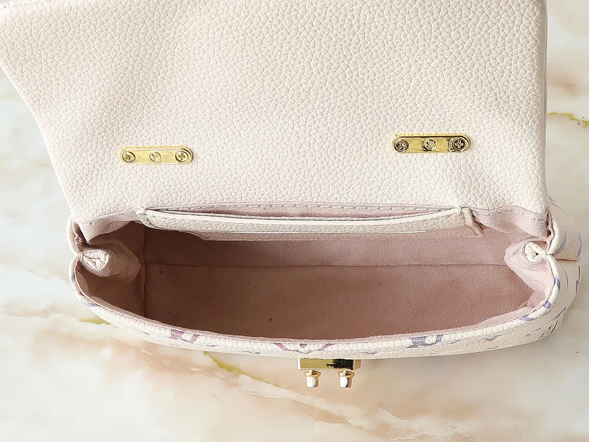 💰220💰Upgraded from the original M25596 M13796 M12145 M12144 M12211, this Nano Madeleine handbag bathes in the dreamy colors of the new season and can easily accentuate various looks. Classic Monogram Empreinte leather bag with signature S-lock clasp, LV Circle decoration and detachable chain. Plenty of space to accommodate daily needs, and multiple carrying methods make it easy to travel with. Dimensions: 21.0 x 12.5 x 6.0 cm (length x height x width)