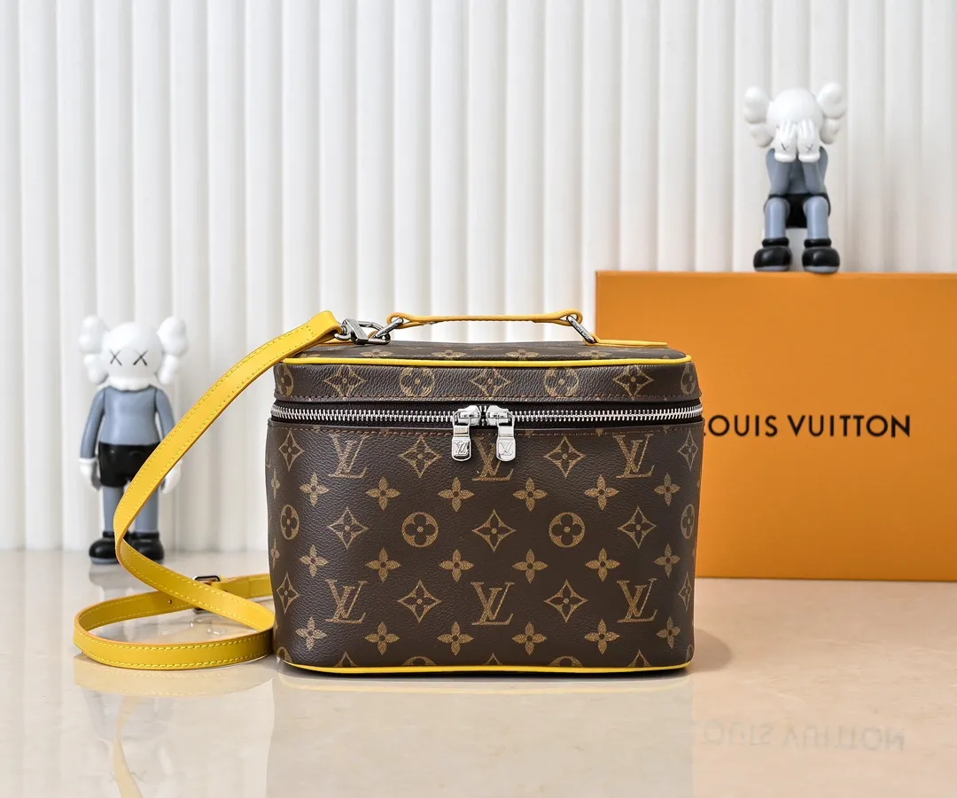 Batch 320💰Upgraded original version ✨M42265 This style is inspired by the iconic Nice cosmetic bag. This elegant toiletry bag is a personalized choice for carrying basic beauty supplies. A hidden zip pocket on the inside of the flap can store especially valuable personal items. - Top woven handle - Monogram coated canvas fabric - Louis Vuitton special coated canvas washable lining - Natural cowhide leather trim - Gold metal hardware - Double-layer zipper closure - Large capacity inside the bag - Zippered pocket on the inside of the flap - Several patch pockets inside - size 24×14×17.
