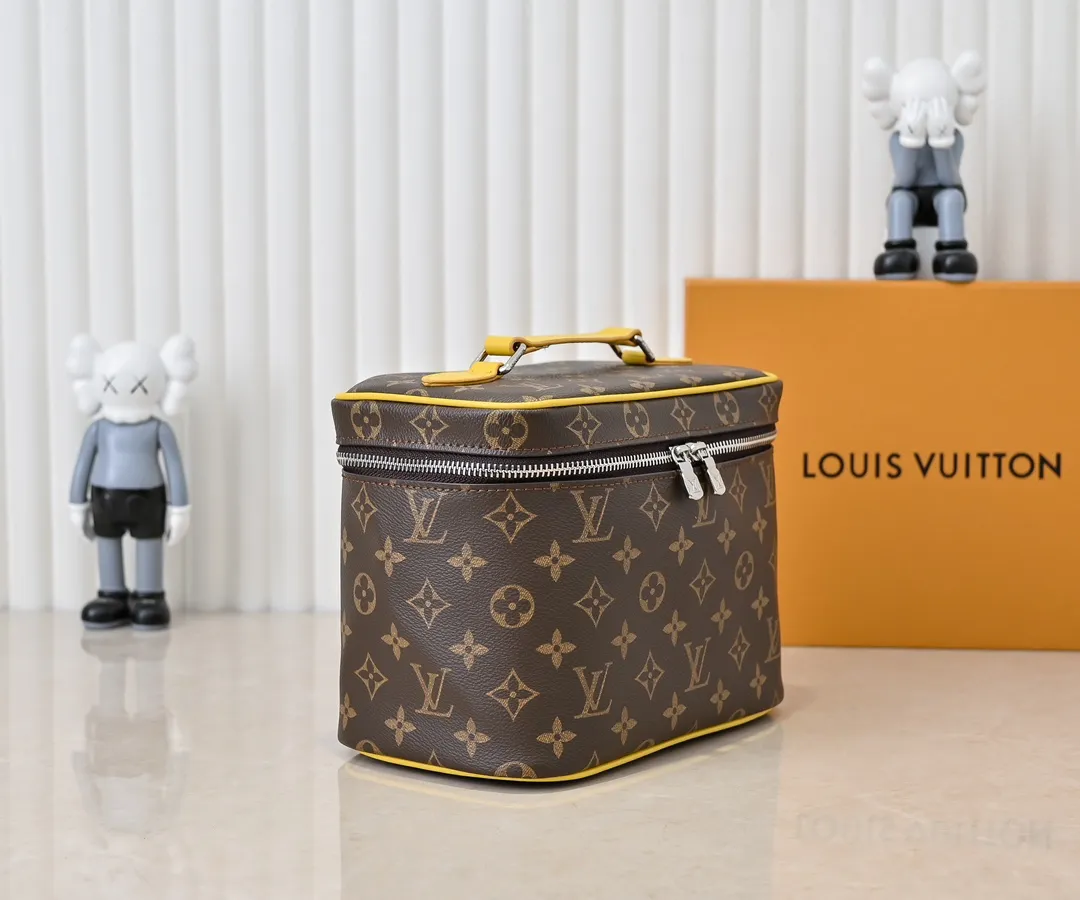 Batch 320💰Upgraded original version ✨M42265 This style is inspired by the iconic Nice cosmetic bag. This elegant toiletry bag is a personalized choice for carrying basic beauty supplies. A hidden zip pocket on the inside of the flap can store especially valuable personal items. - Top woven handle - Monogram coated canvas fabric - Louis Vuitton special coated canvas washable lining - Natural cowhide leather trim - Gold metal hardware - Double-layer zipper closure - Large capacity inside the bag - Zippered pocket on the inside of the flap - Several patch pockets inside - size 24×14×17.