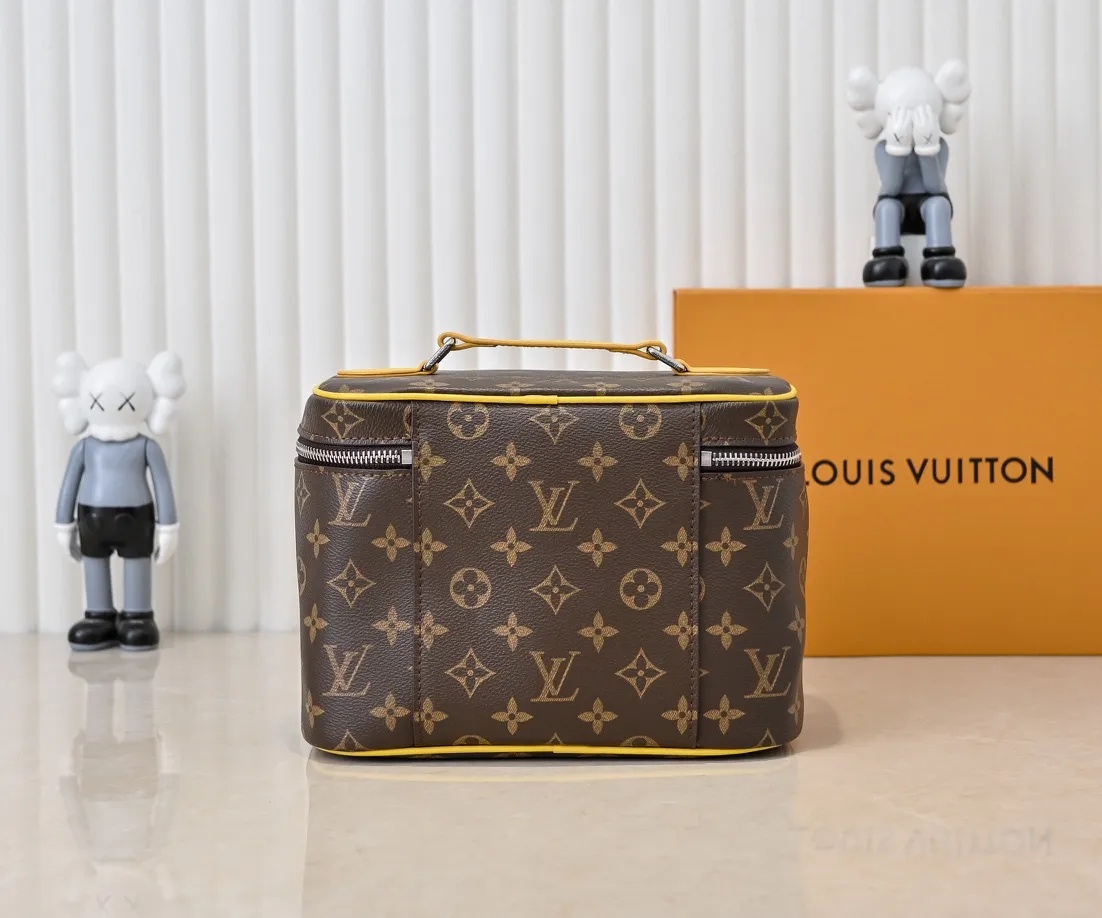 Batch 320💰Upgraded original version ✨M42265 This style is inspired by the iconic Nice cosmetic bag. This elegant toiletry bag is a personalized choice for carrying basic beauty supplies. A hidden zip pocket on the inside of the flap can store especially valuable personal items. - Top woven handle - Monogram coated canvas fabric - Louis Vuitton special coated canvas washable lining - Natural cowhide leather trim - Gold metal hardware - Double-layer zipper closure - Large capacity inside the bag - Zippered pocket on the inside of the flap - Several patch pockets inside - size 24×14×17.