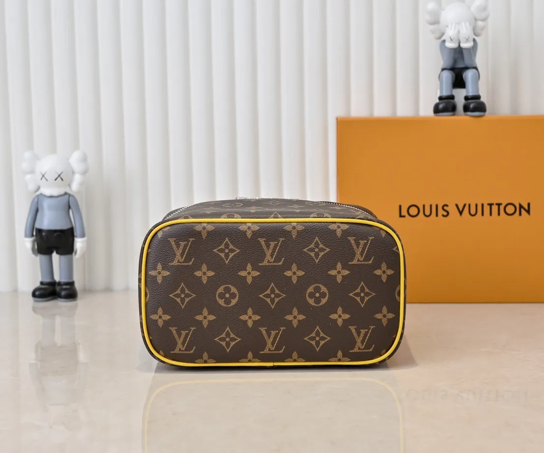 Batch 320💰Upgraded original version ✨M42265 This style is inspired by the iconic Nice cosmetic bag. This elegant toiletry bag is a personalized choice for carrying basic beauty supplies. A hidden zip pocket on the inside of the flap can store especially valuable personal items. - Top woven handle - Monogram coated canvas fabric - Louis Vuitton special coated canvas washable lining - Natural cowhide leather trim - Gold metal hardware - Double-layer zipper closure - Large capacity inside the bag - Zippered pocket on the inside of the flap - Several patch pockets inside - size 24×14×17.
